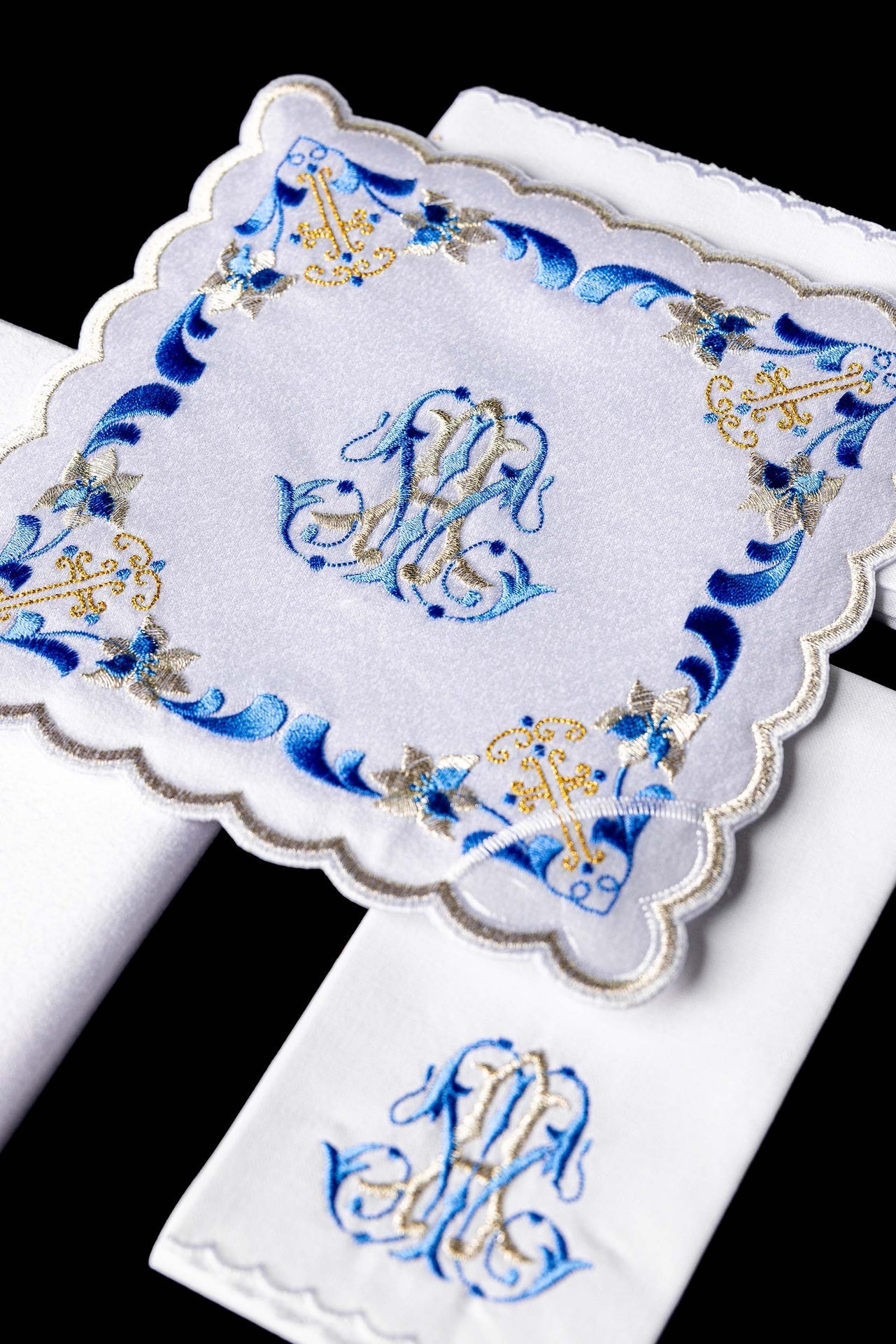 Kelch aus Leinen mit blauer Verzierung und Marienstickerei - MESSGEWANDER.DE