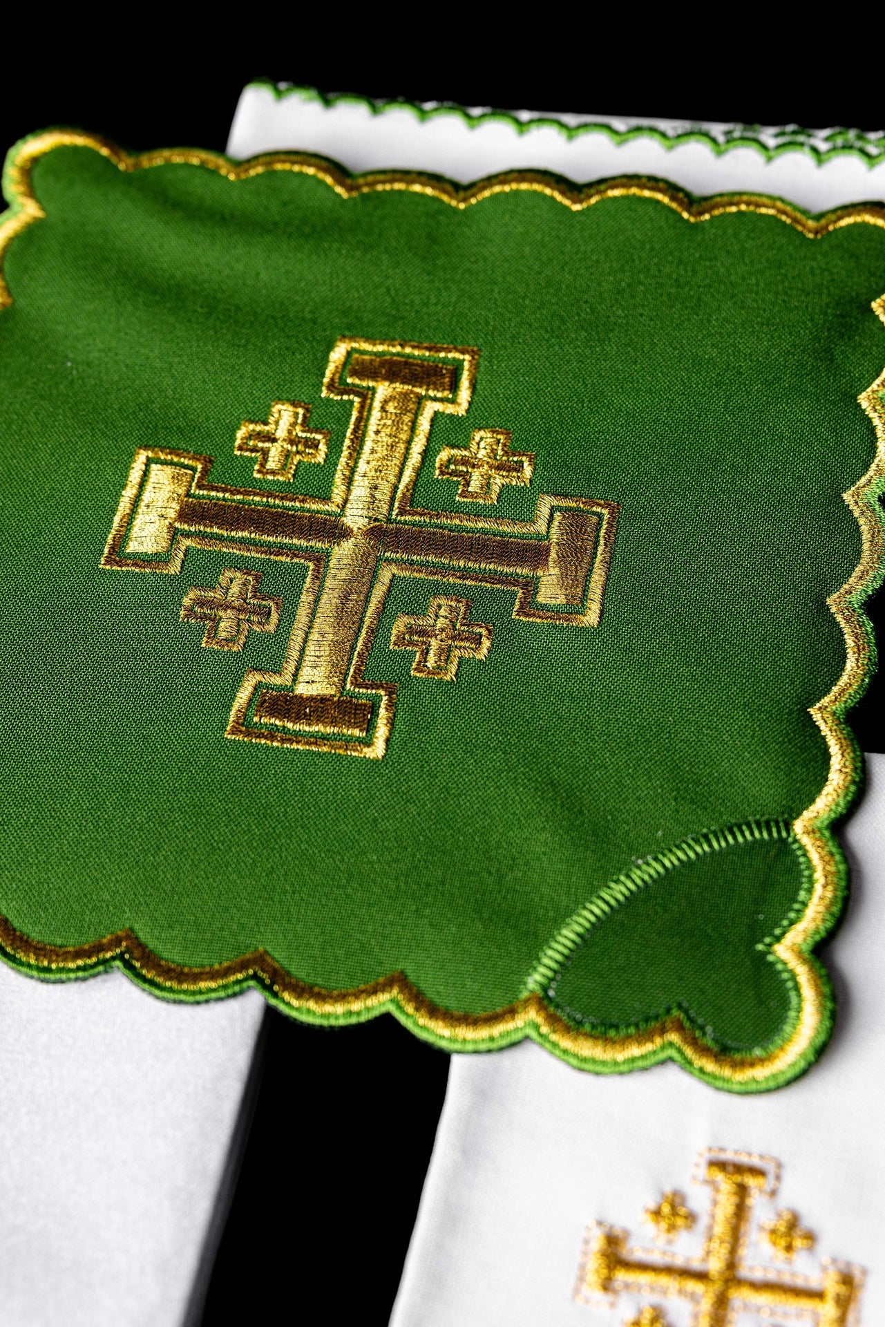 Kelch aus Leinen mit gesticktem Jerusalem Kreuz - MESSGEWANDER.DE