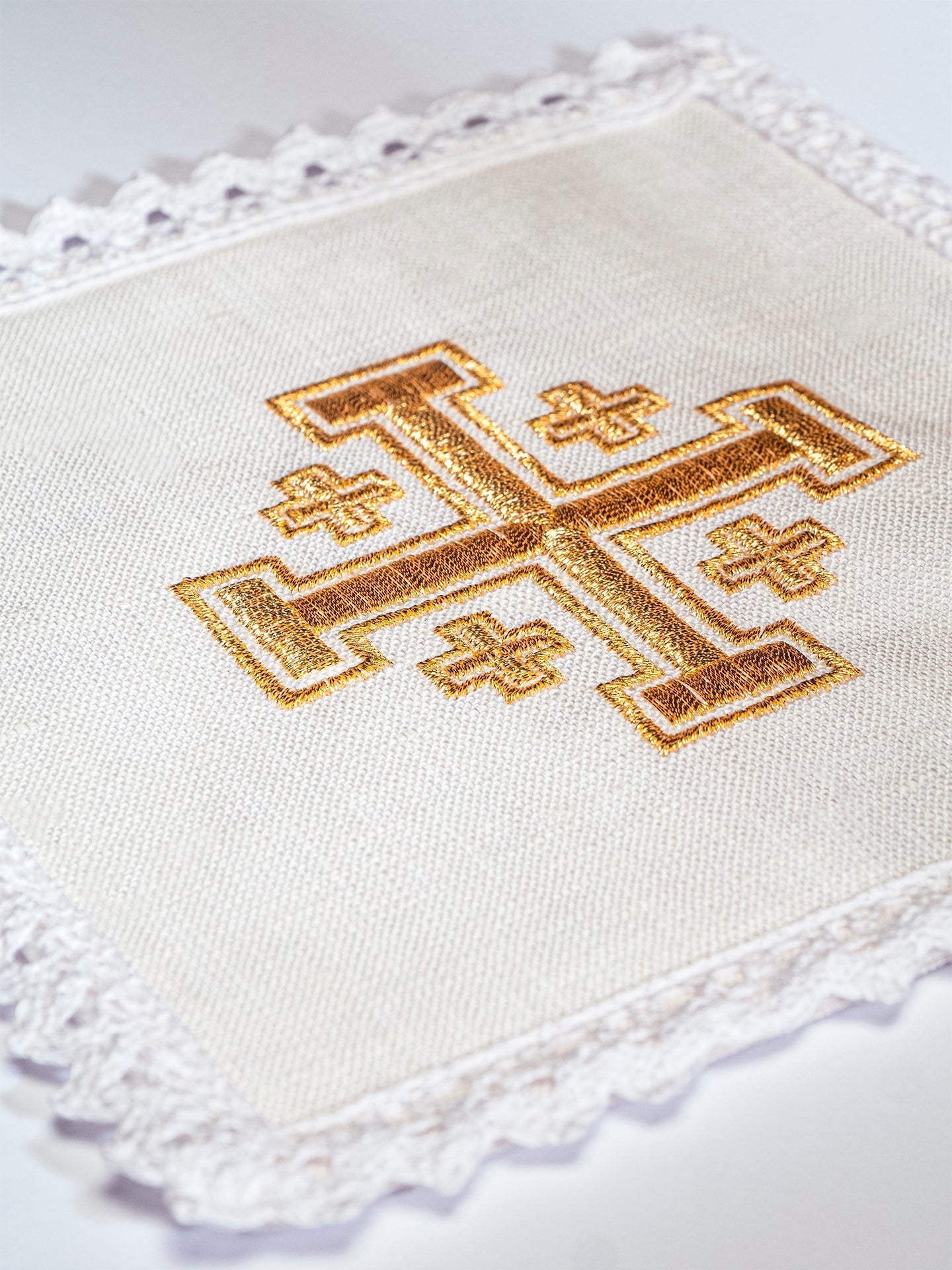Kelch aus Leinen mit Jerusalemkreuz-Stickerei - MESSGEWANDER.DE