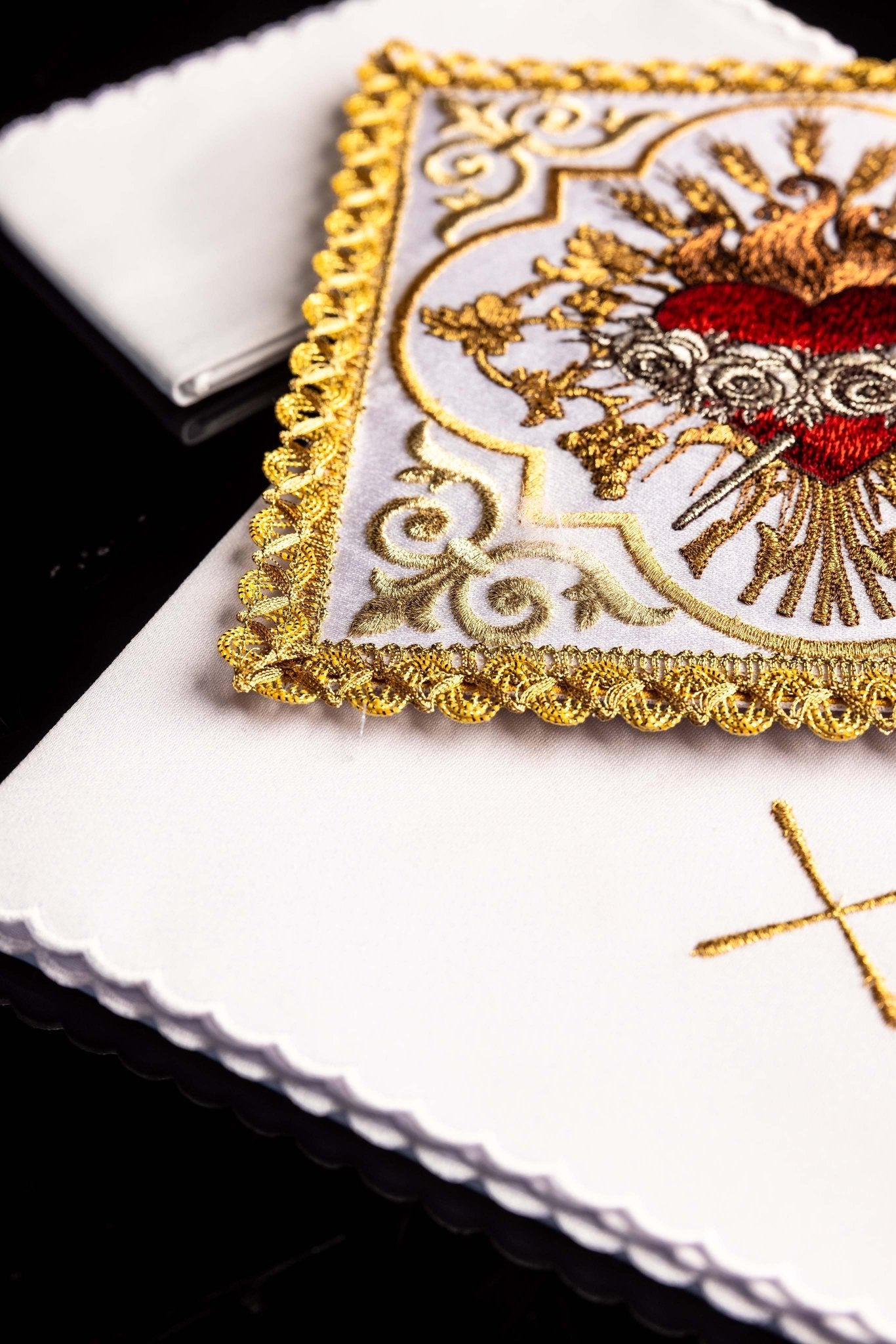 Kelchwäsche mit gesticktem Motiv des Herzens Mariens - MESSGEWANDER.DE