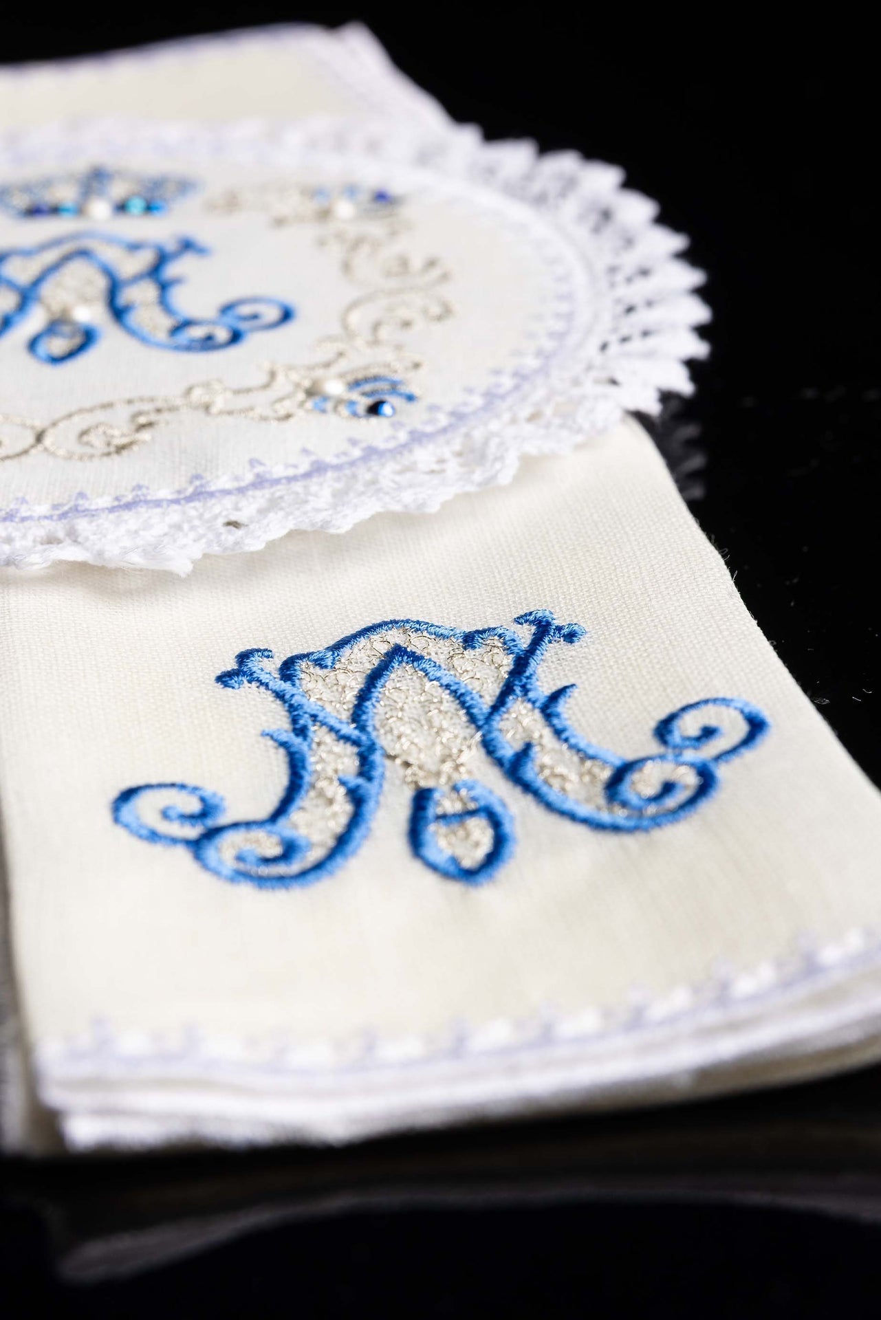 Kelchwäscheset aus Leinen mit blauem Marienmonogramm - MESSGEWANDER.DE