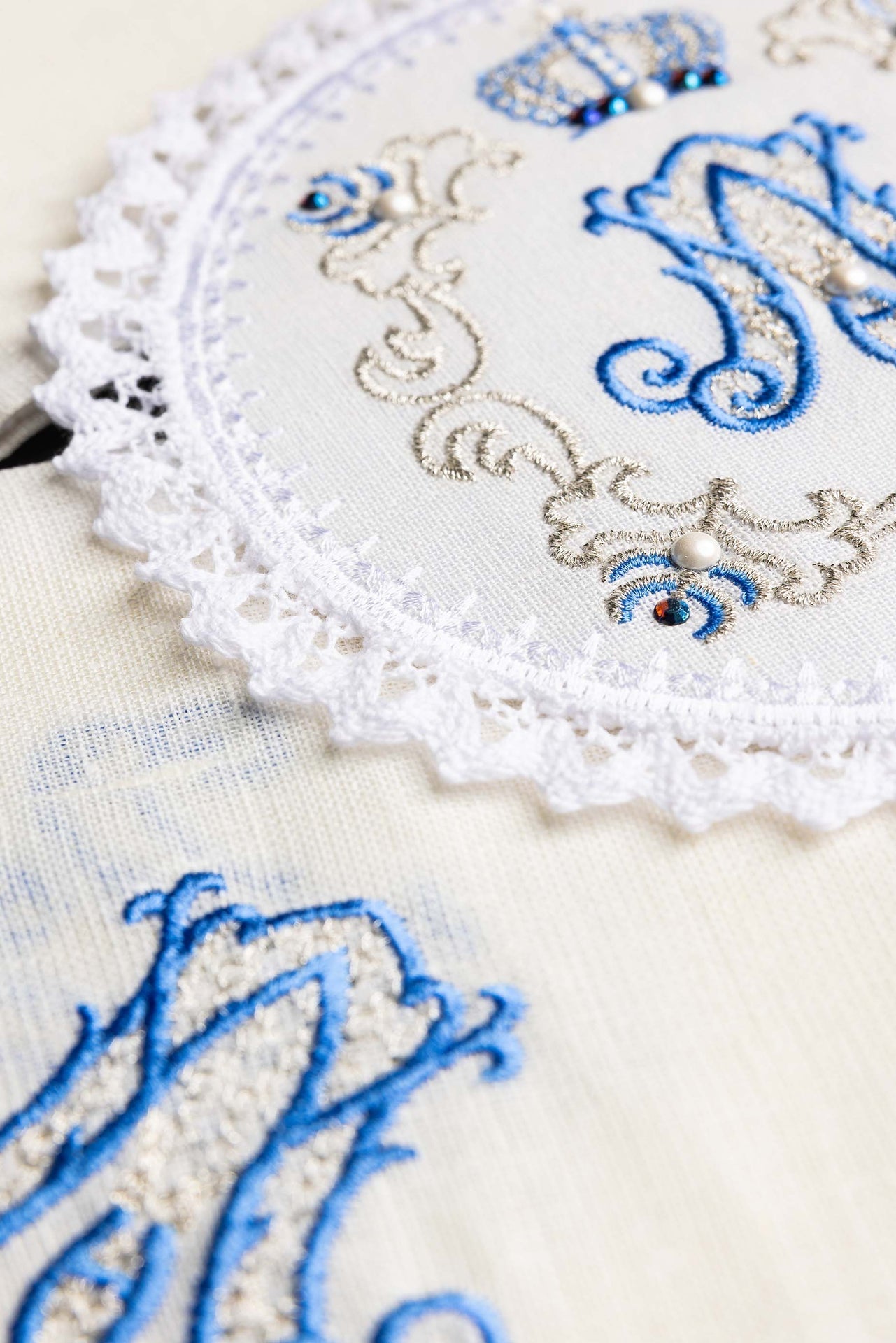 Kelchwäscheset aus Leinen mit blauem Marienmonogramm - MESSGEWANDER.DE
