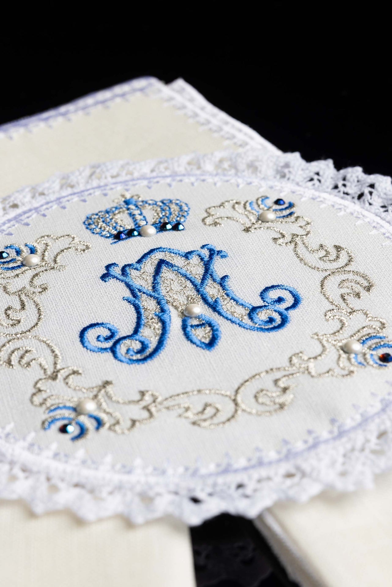 Kelchwäscheset aus Leinen mit blauem Marienmonogramm - MESSGEWANDER.DE