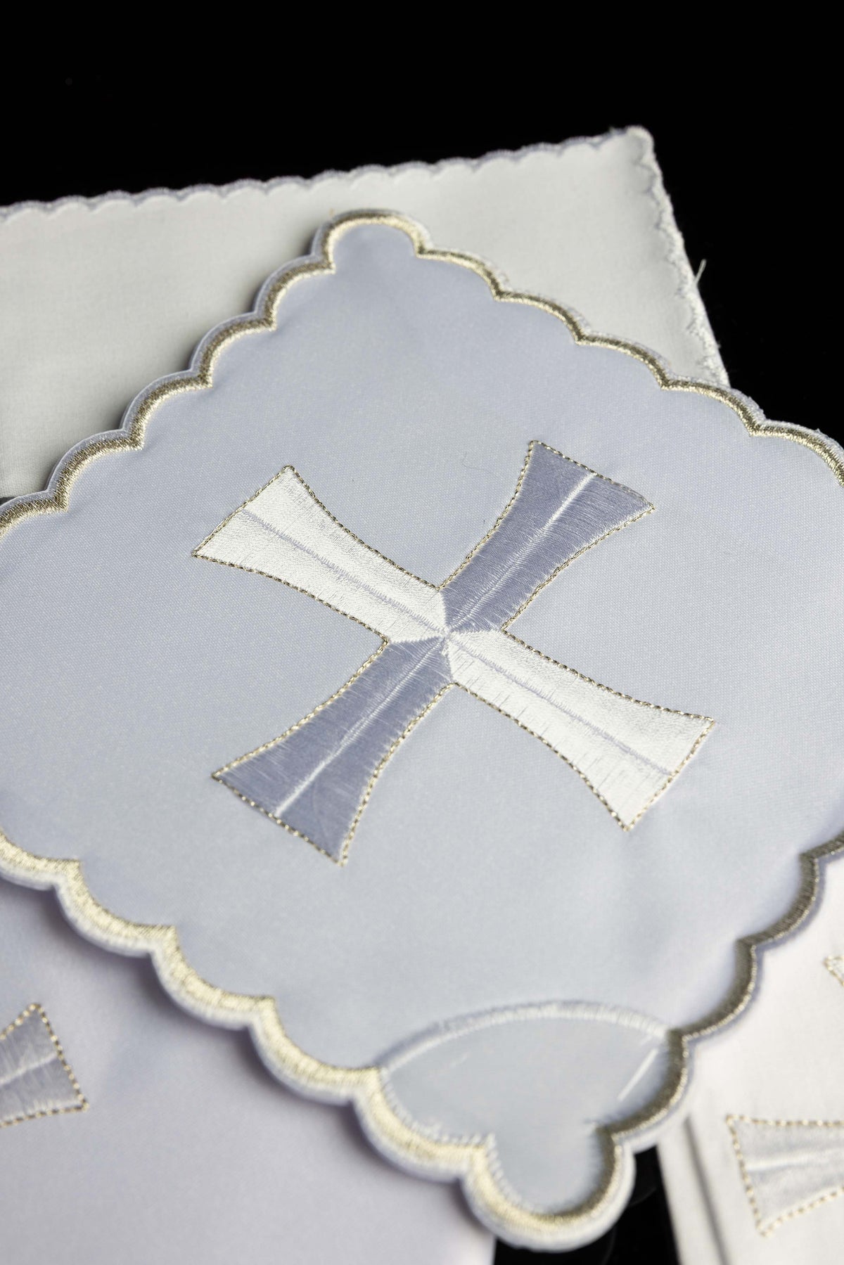Kelchwäsche-Set, eckige Palla mit Wellenrand und silbernem Kreuz