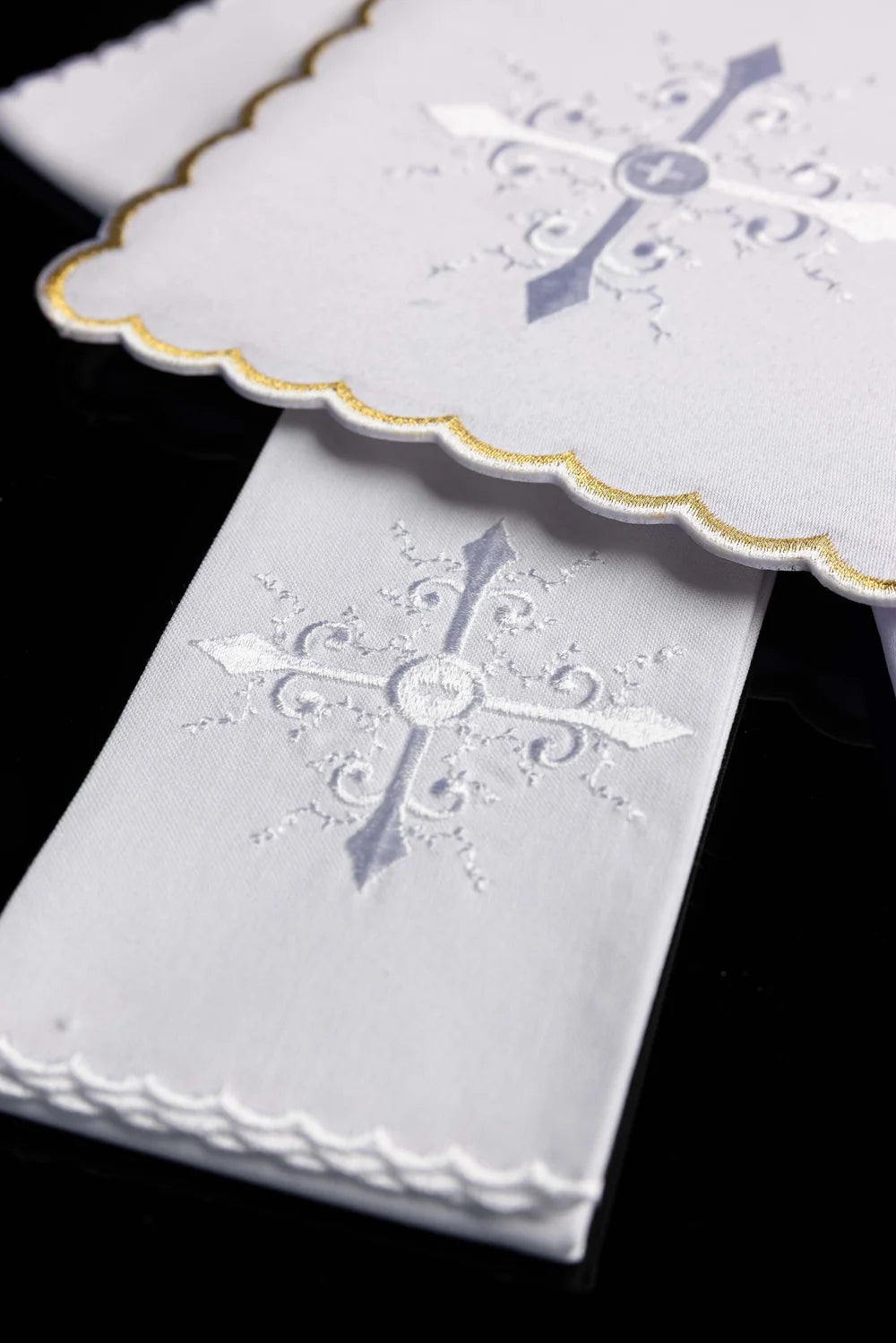 Kelchwäsche-Set, Detail der bestickten weißen Kelchvelum-Bänder