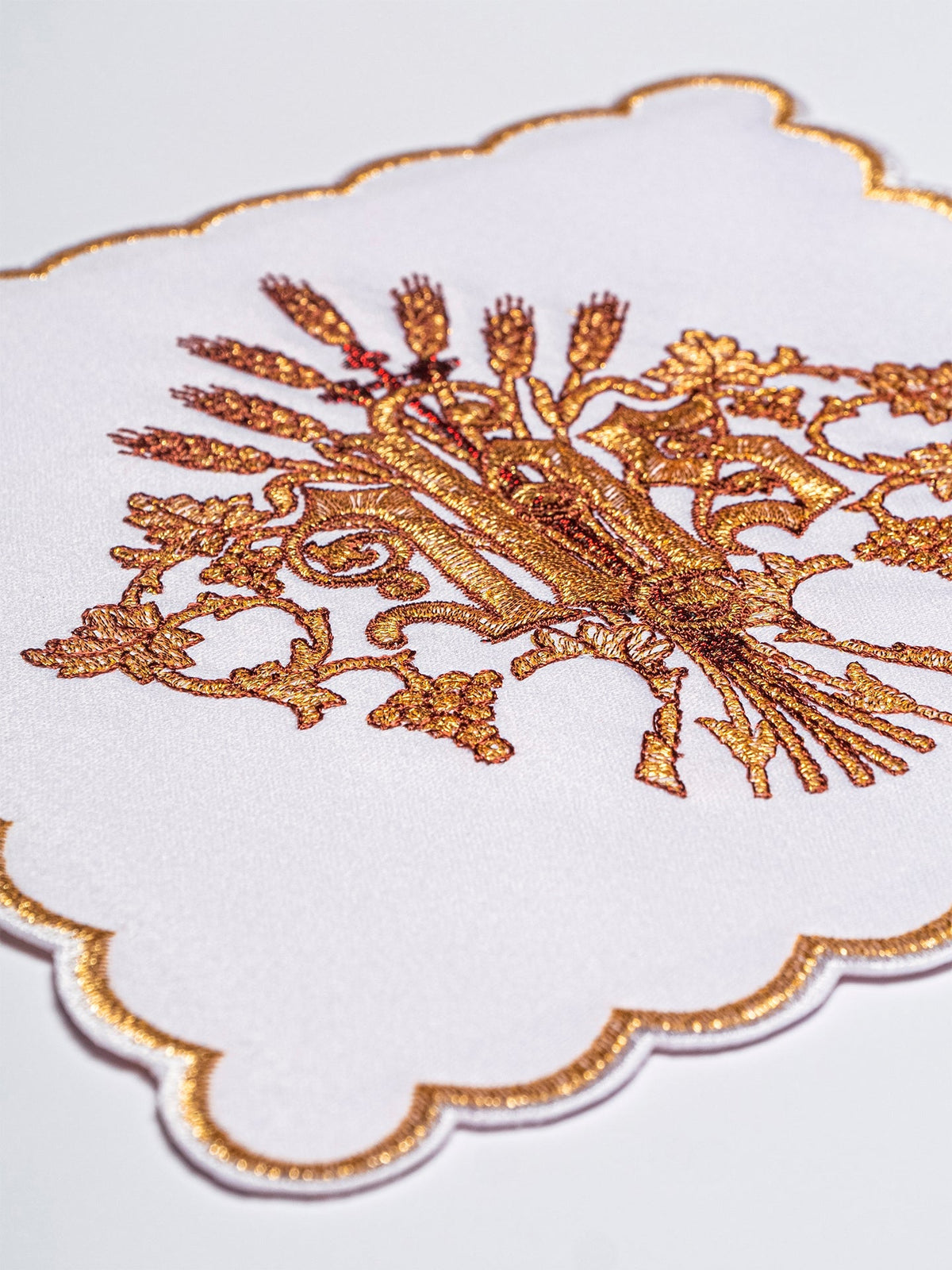 Kelchvelum aus Leinen mit goldener IHS-Stickerei und ornamentaler Umrandung, Detailansicht