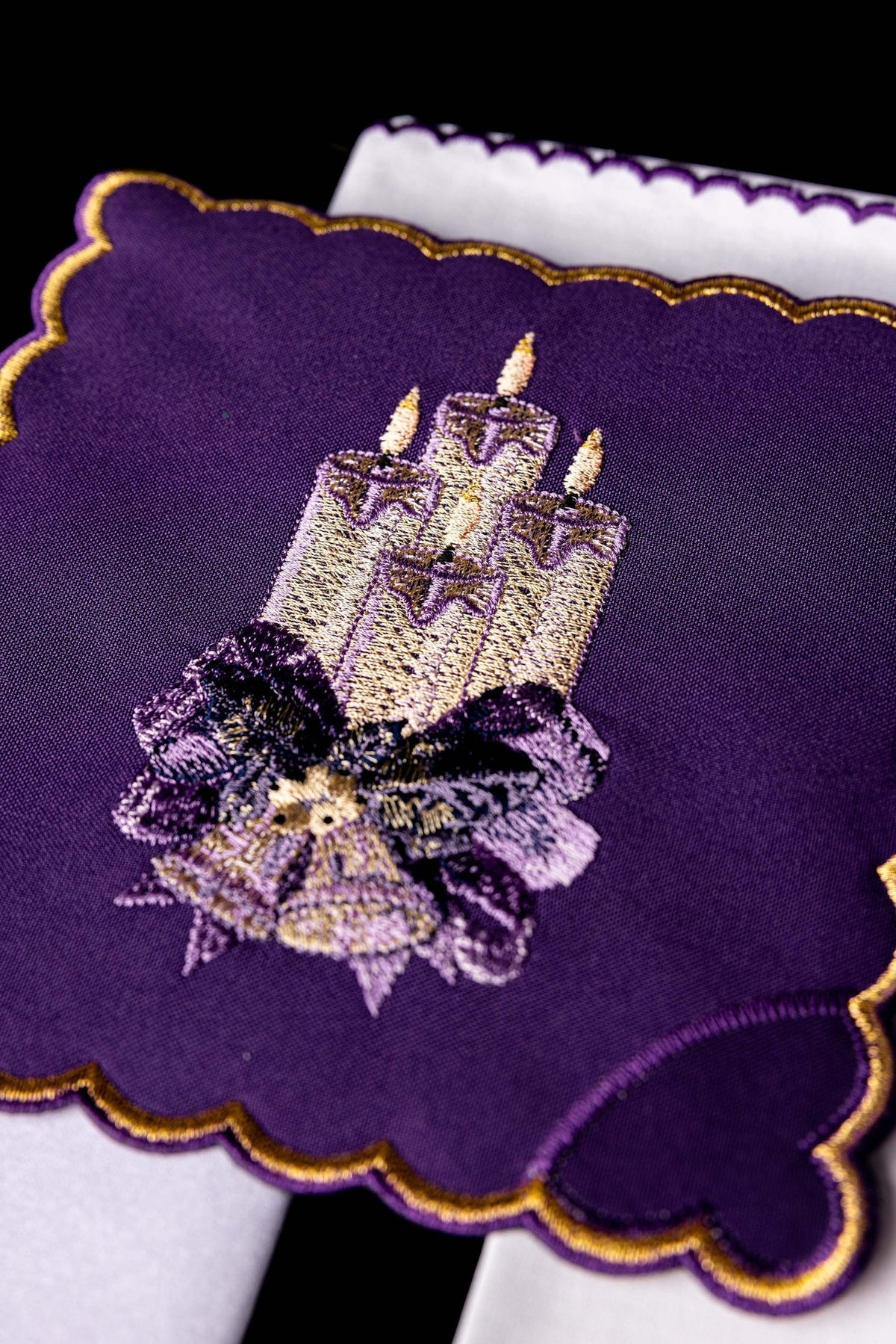 Kelchwäsche-Set mit violettem Kelchvelum, goldener Randstickerei und Motiv aus drei Adventskerzen