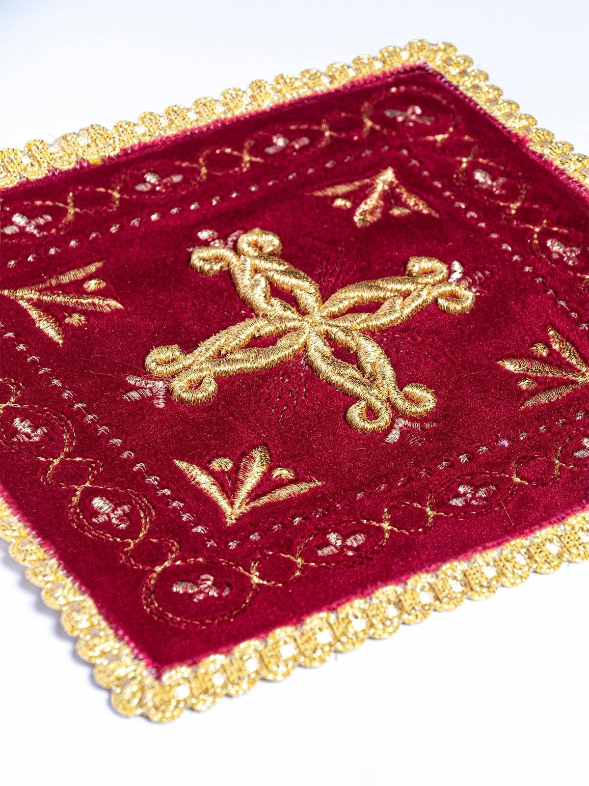 Weinrote Palla mit goldener Stickerei und Goldborte, Detailansicht