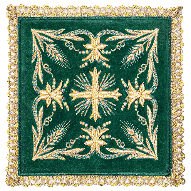 Kelch aus grünem Samt mit Kreuz