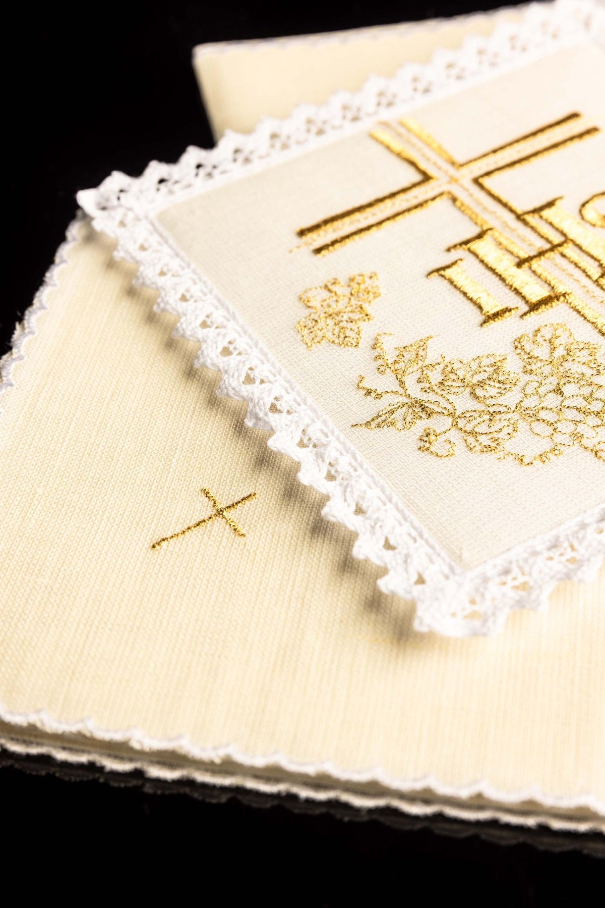 Kelchwäsche-Set mit Detailansicht des Ecru-Stoffs und kleinen goldenen Kreuzen