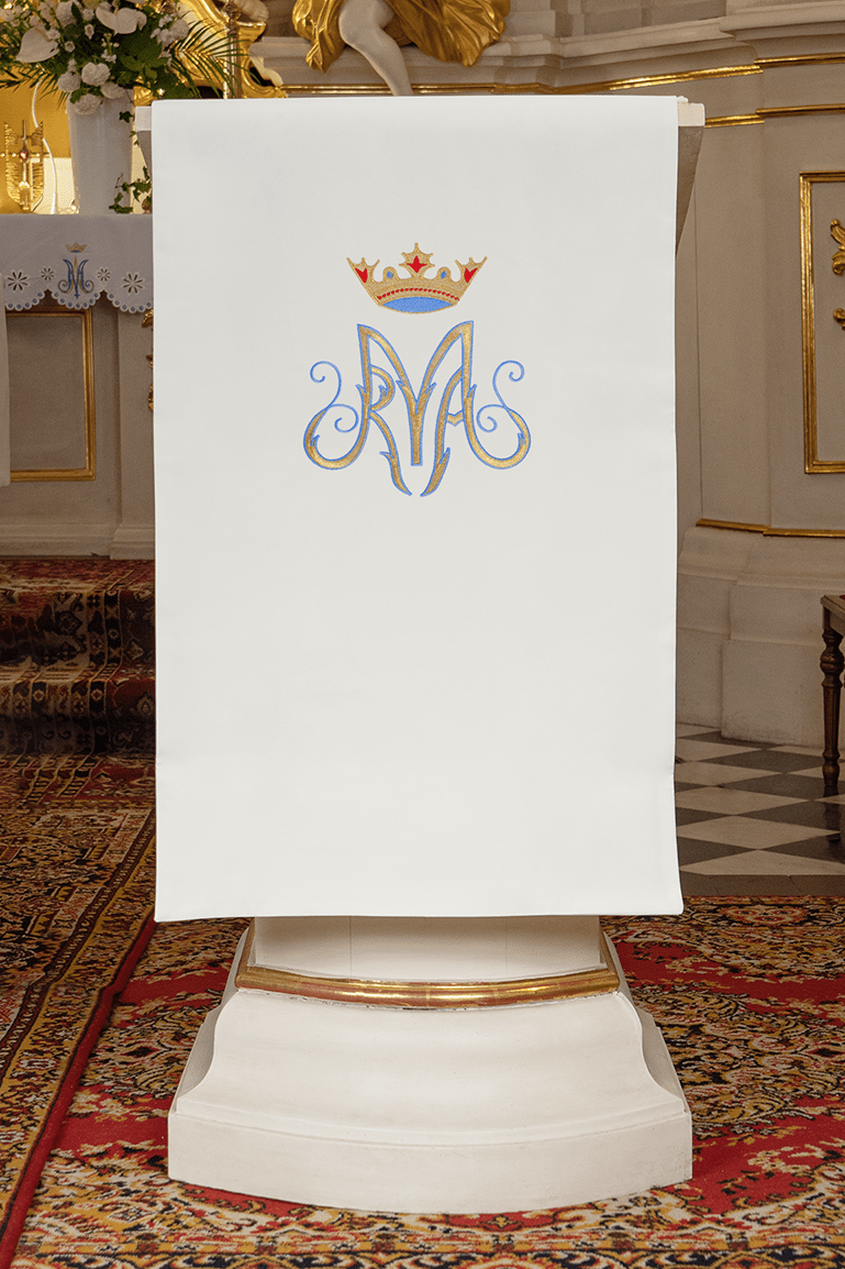 Lesepulttuch in Ecru mit gesticktem Marienmotiv, Vorderansicht mit gekröntem Monogramm