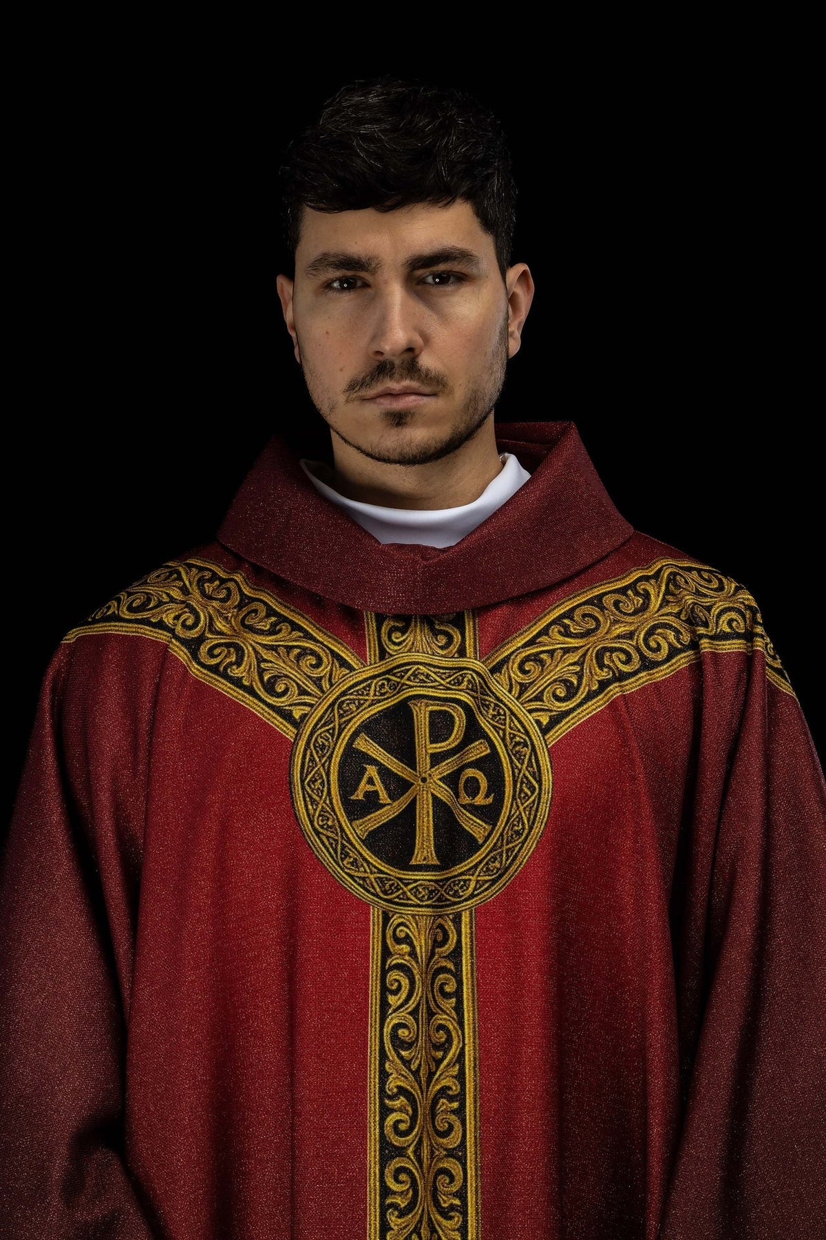 Bedrucktes rotes Messgewand „Pax“ mit reicher goldener Verzierung, Vorderansicht mit Christusmonogramm