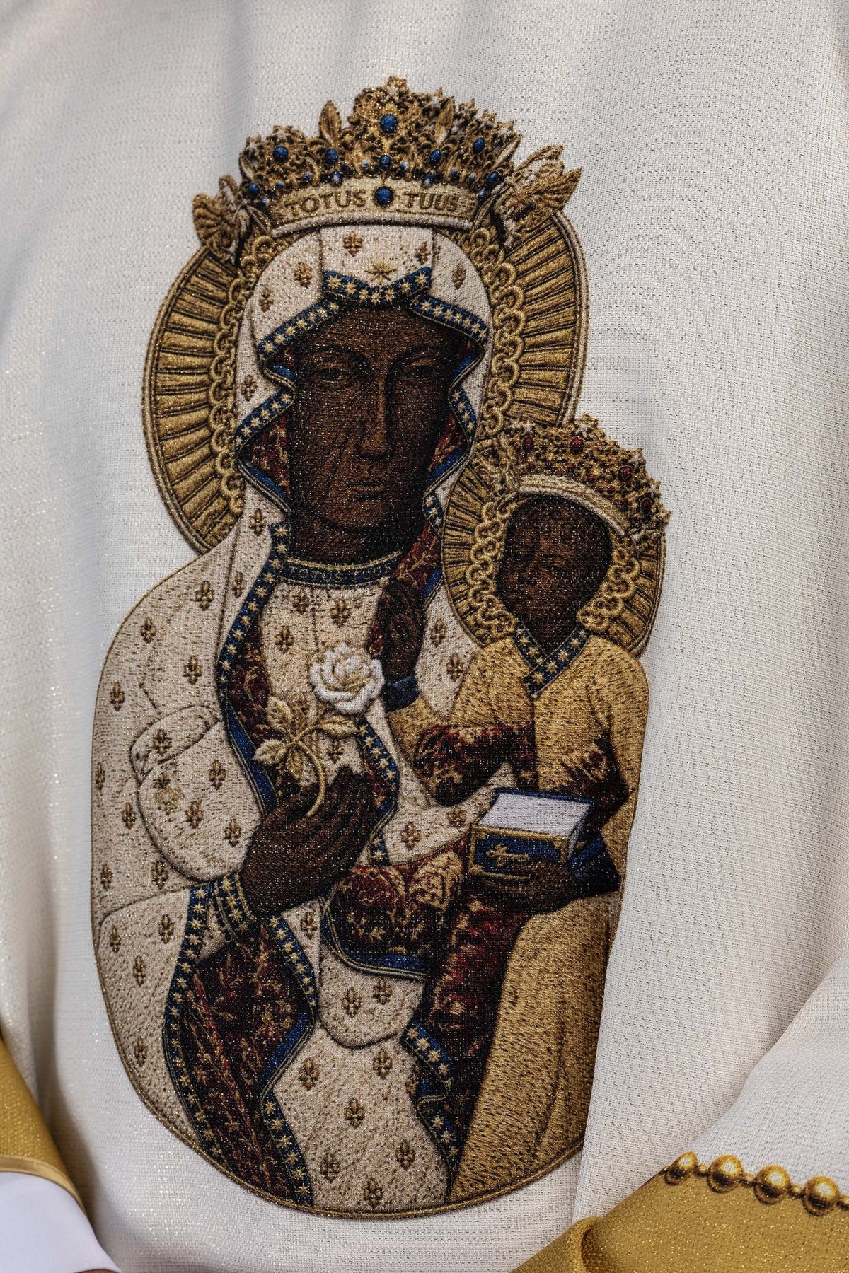 Messgewand mit Bild der Muttergottes von Tschenstochau, Detailansicht des farbigen Marienbildes