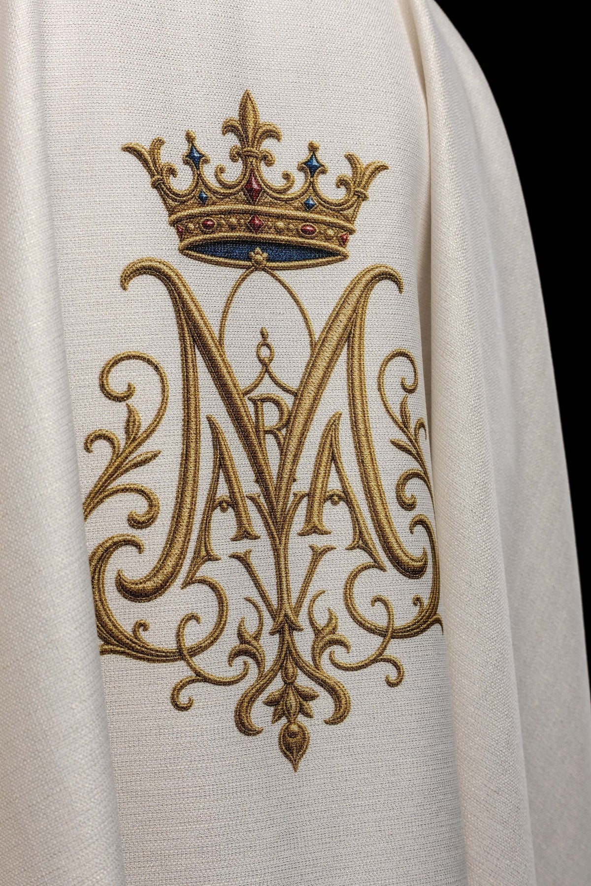 Messgewand mit Marienmonogramm, Nahaufnahme der goldenen Stickerei mit Krone