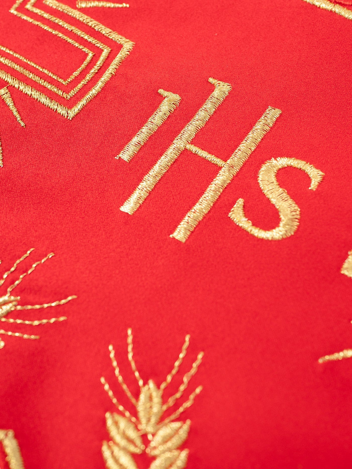 Meter mit IHS-Monogramm, Nahaufnahme der goldenen IHS-Stickerei und eines Kreuzmotivs