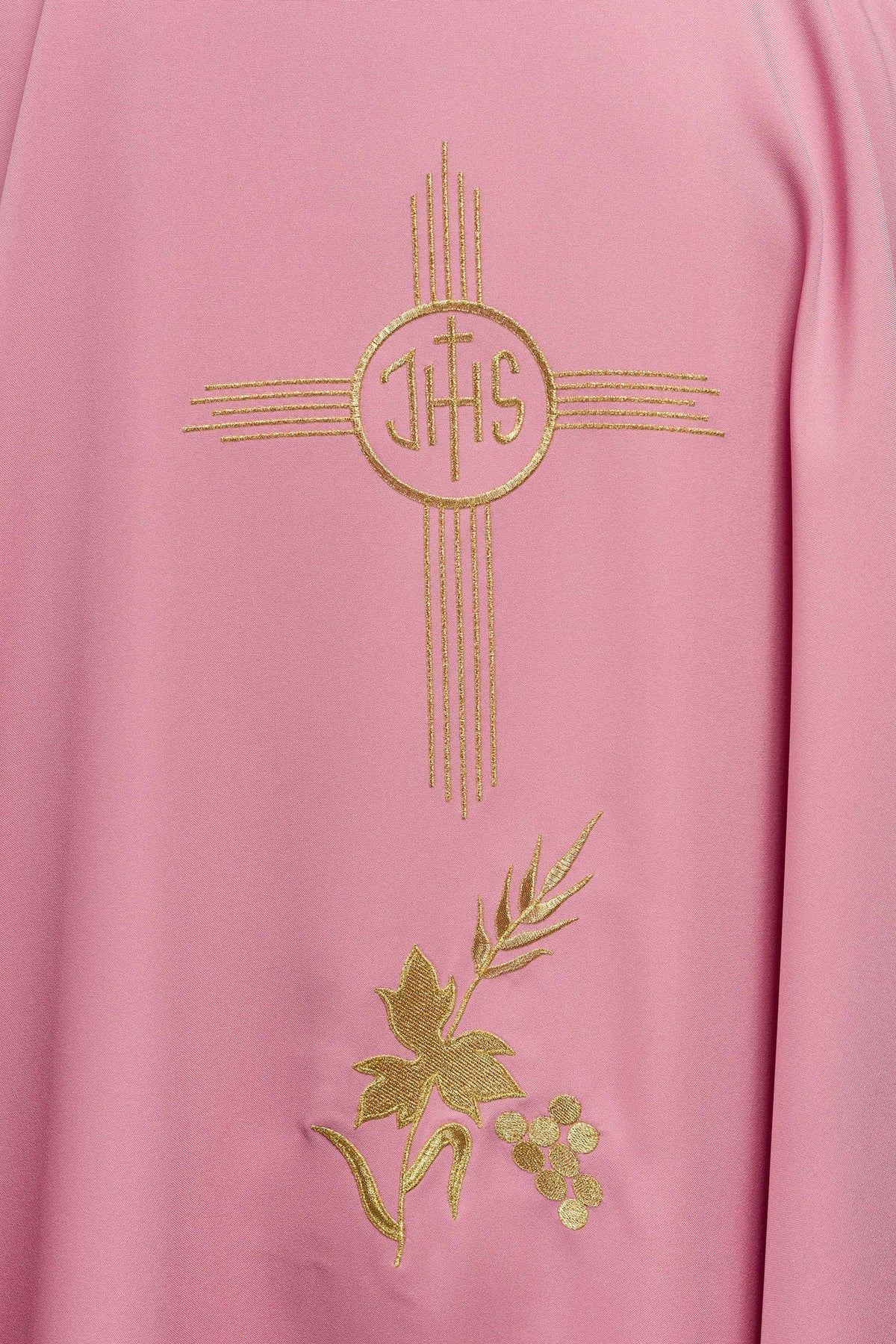 Messgewand in Roségold, Detail der goldfarbenen IHS-Kreuzstickerei