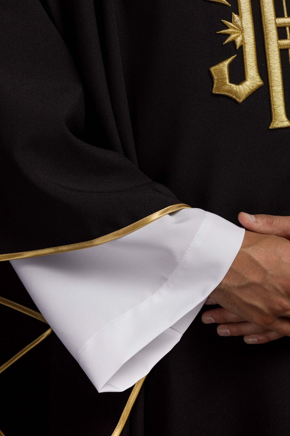 Schwarzes Messgewand mit goldener IHS-Stickerei und goldener Ärmelborte, Detailansicht
