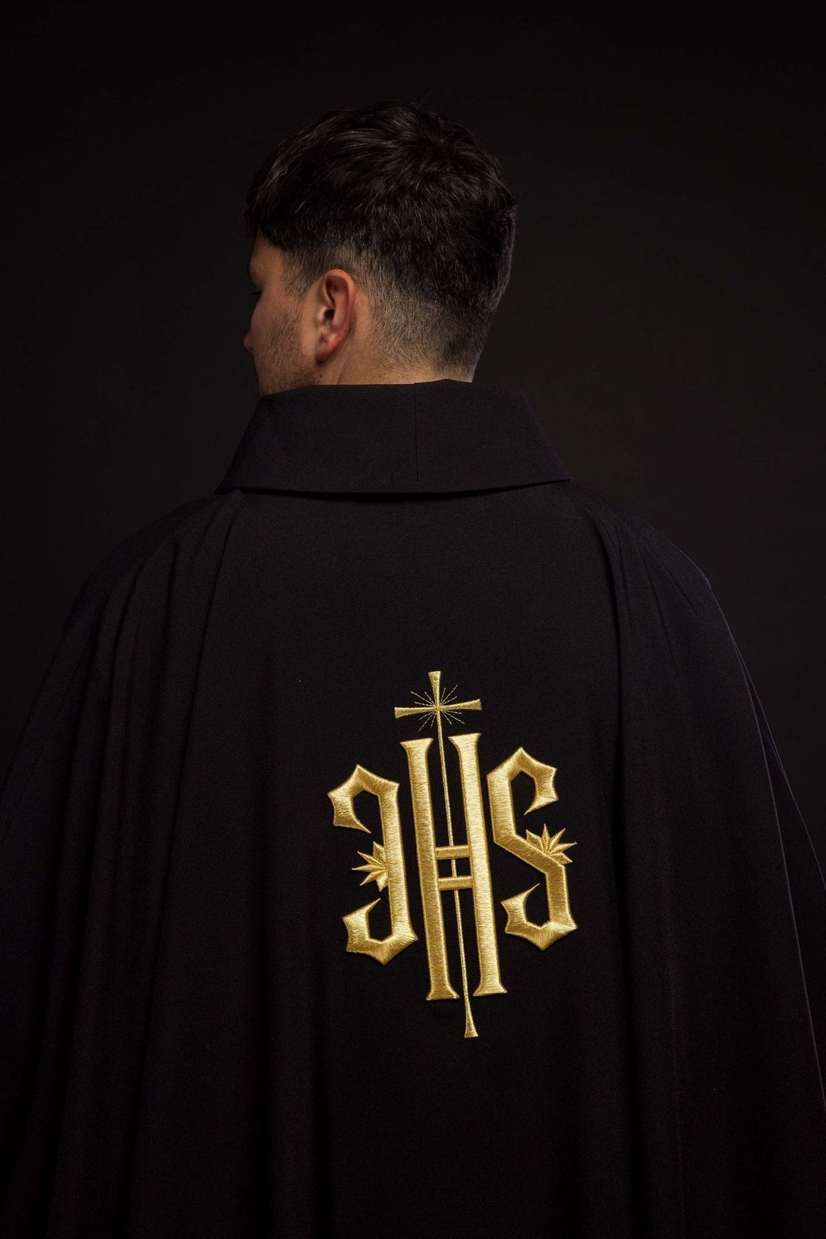 Schwarzes Messgewand mit goldener IHS-Stickerei auf dem Rücken, Rückansicht