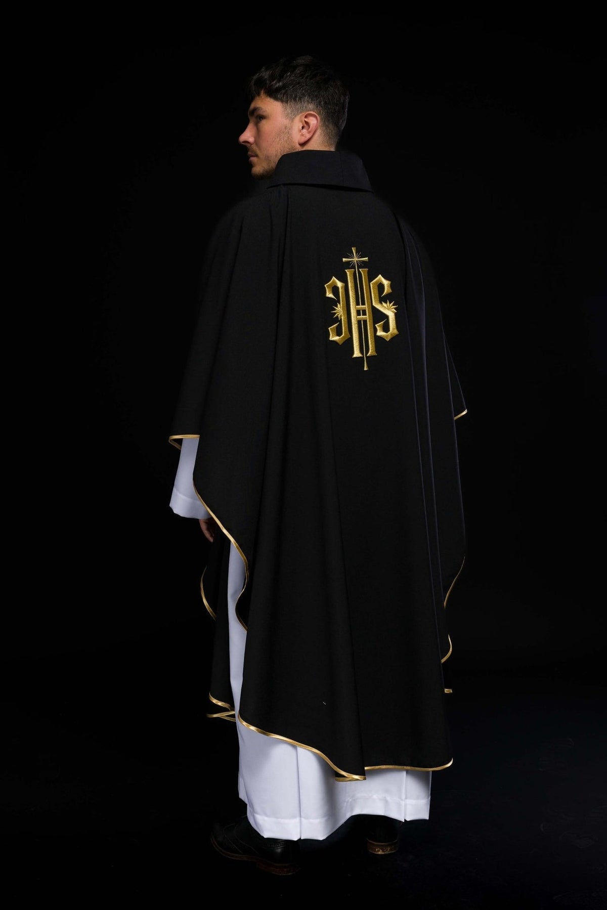 Schwarzes Messgewand mit goldener IHS-Stickerei, seitliche Rückansicht