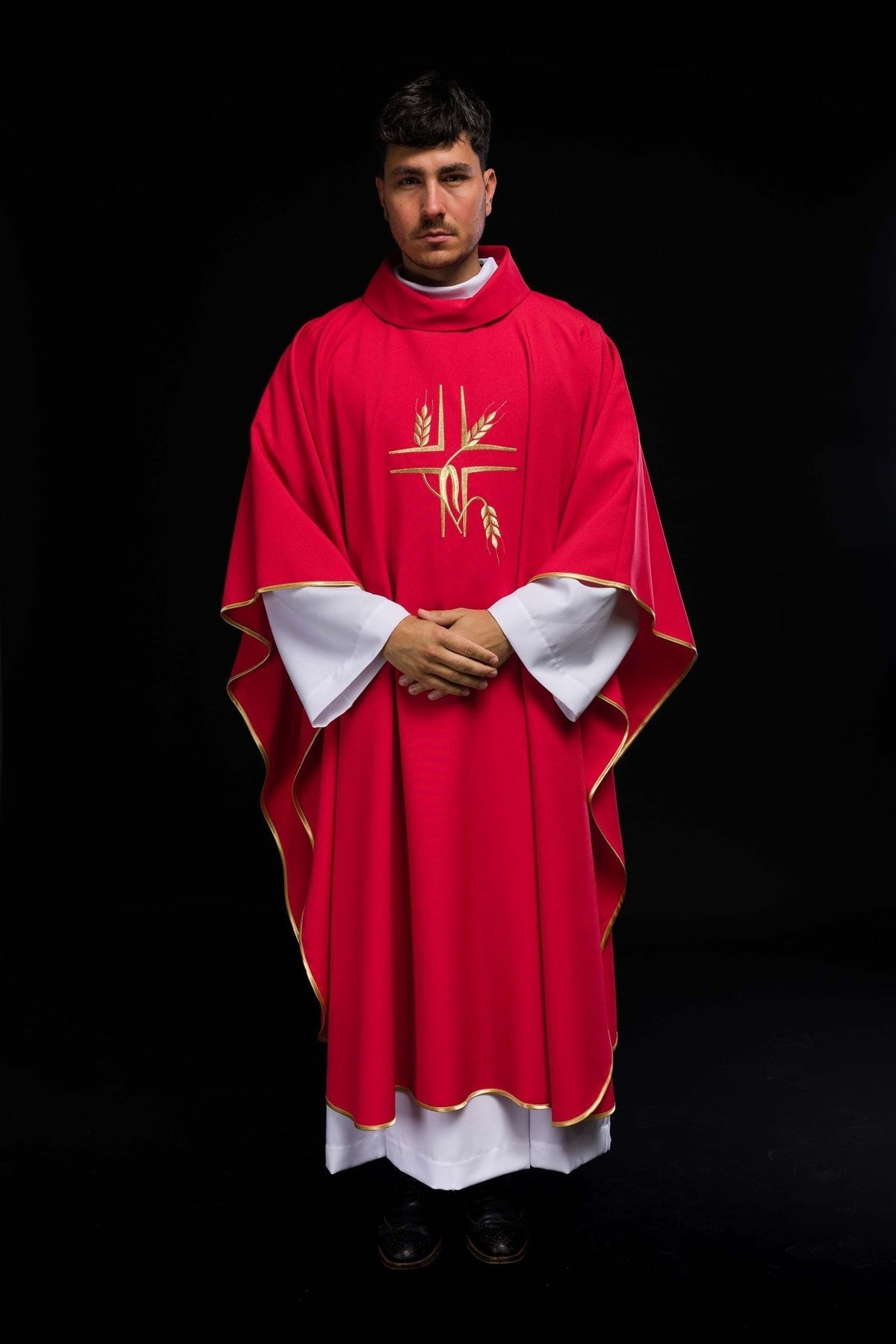 Rotes Messgewand mit goldener Kreuz- und Ährenstickerei, vollständige Vorderansicht