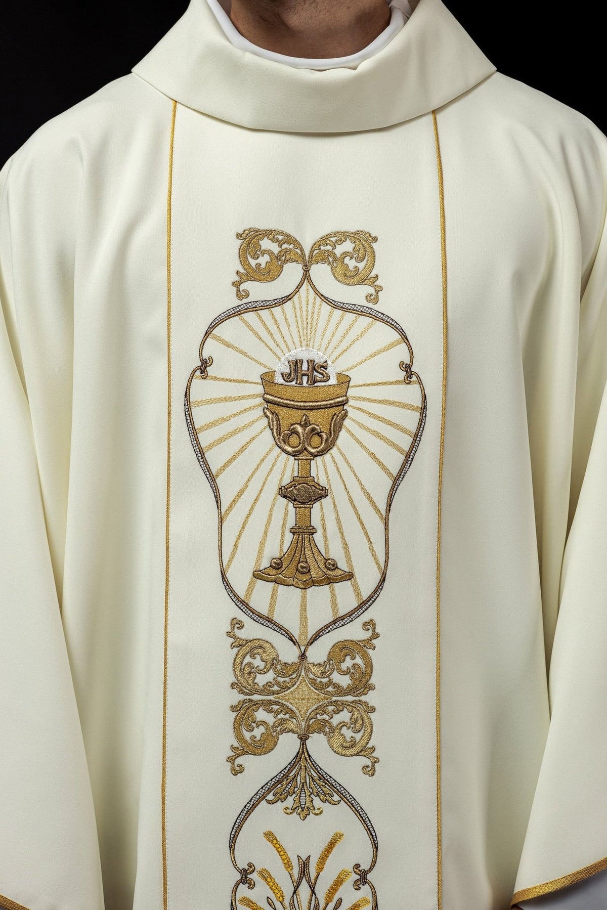 IHS-Messgewand in Ecru, Nahaufnahme der vorderen Stickerei mit IHS-Kelch