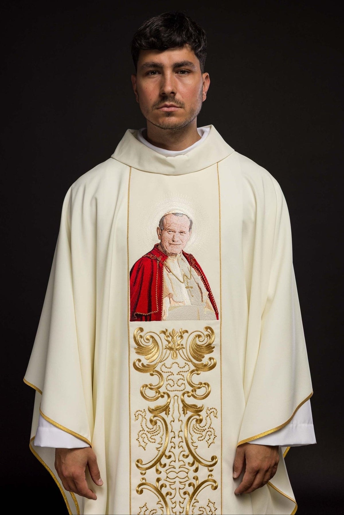 Messgewand mit einem Bild von Papst Johannes Paul II., cremefarben, vorne getragen mit goldener Stickerei