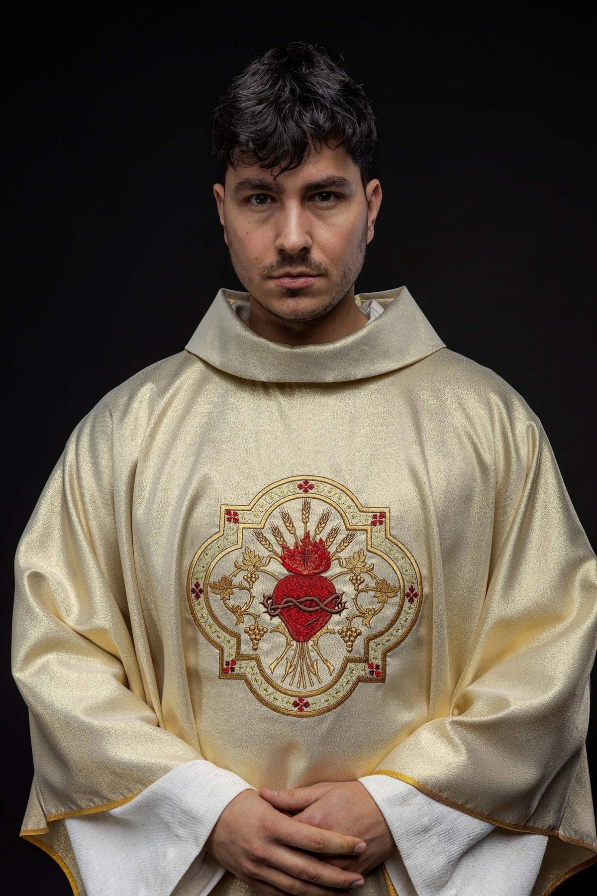 Goldenes Messgewand, getragen von vorn, mit besticktem Herzen Jesu und Kelch