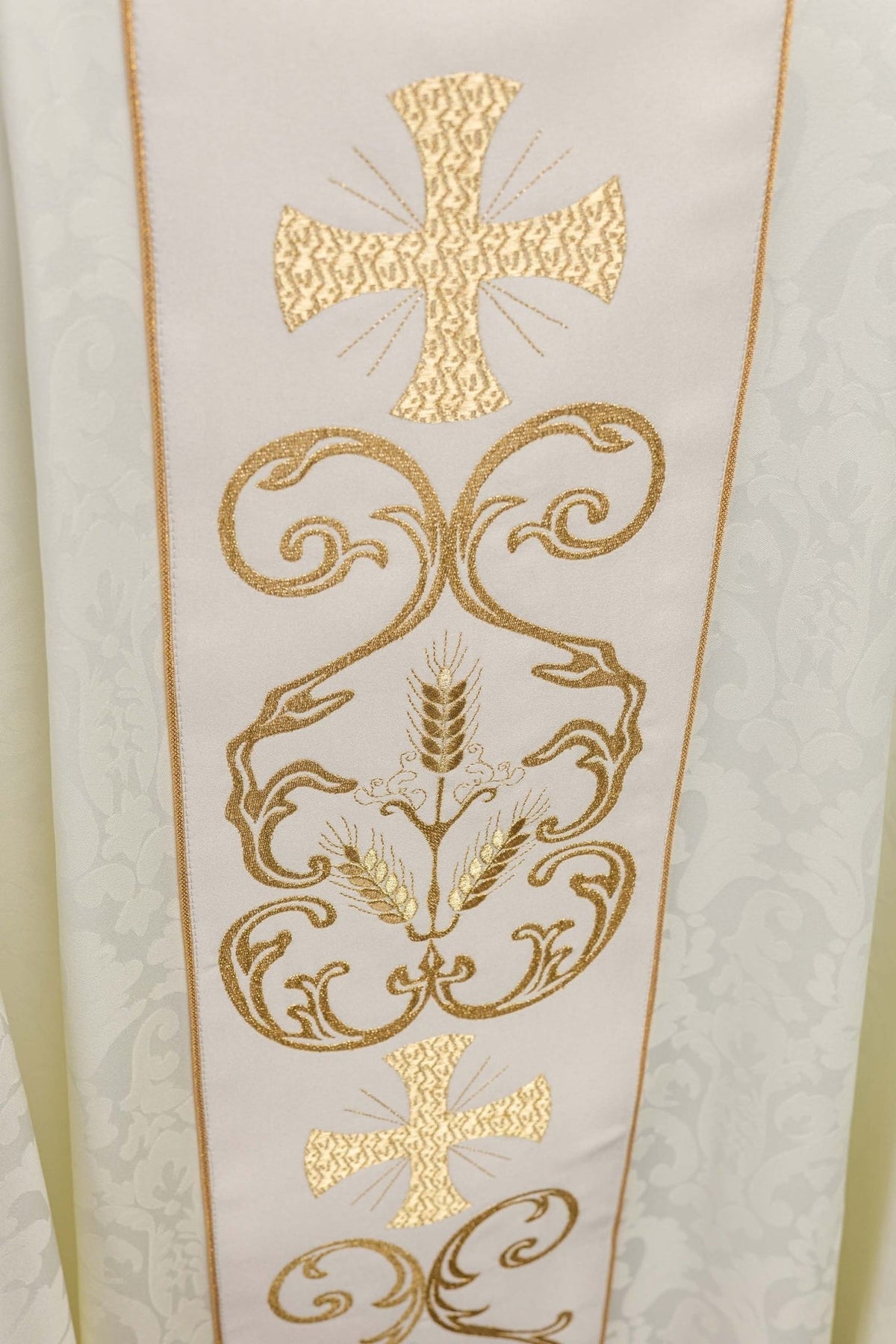 Messgewand, Detailansicht der goldenen Kreuz-, Ähren- und Rankenmotive