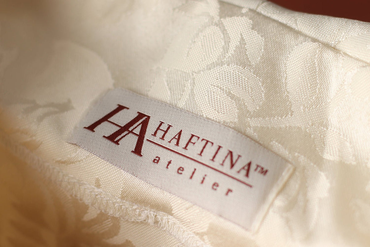 Messgewand, Detail des weißen Kragens mit floralem Jacquardmuster und Goldborte