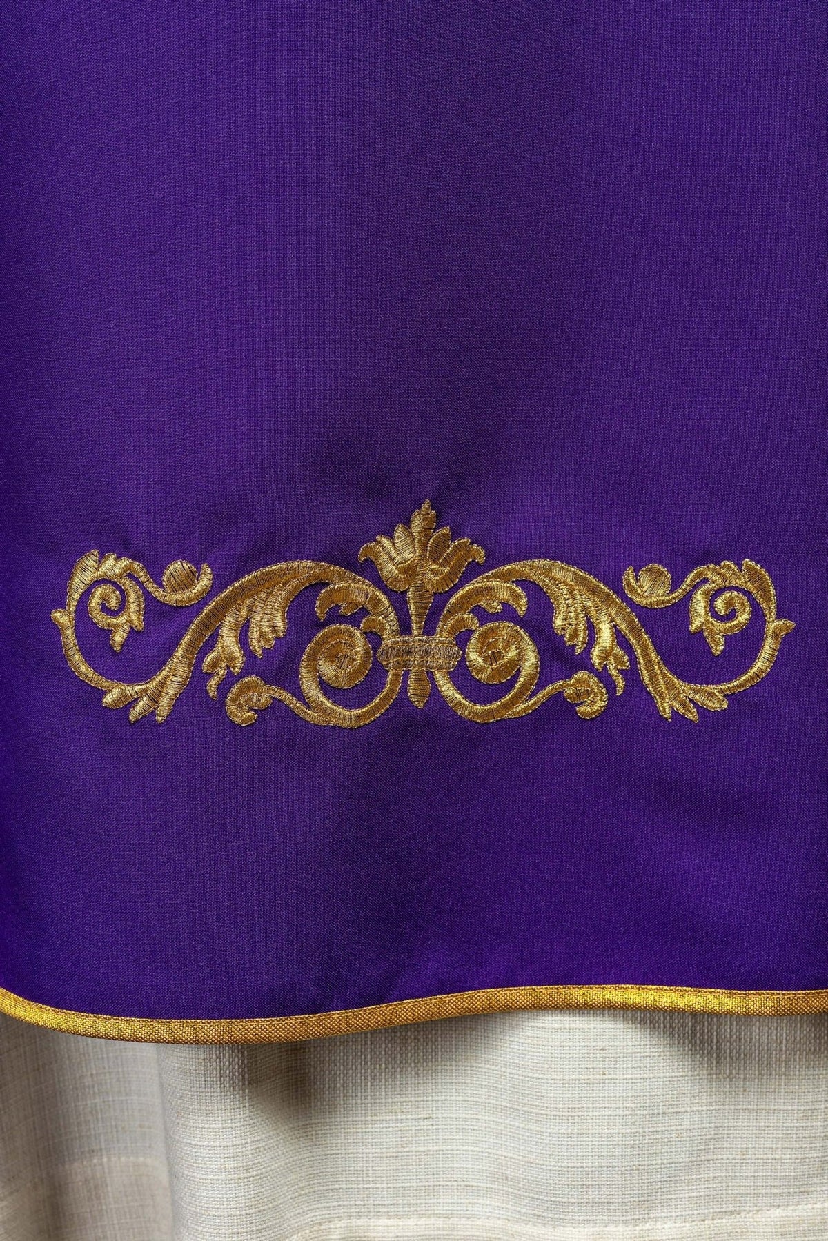 Lila Messgewand mit goldener Borte und Kreuzstickerei am Ärmel