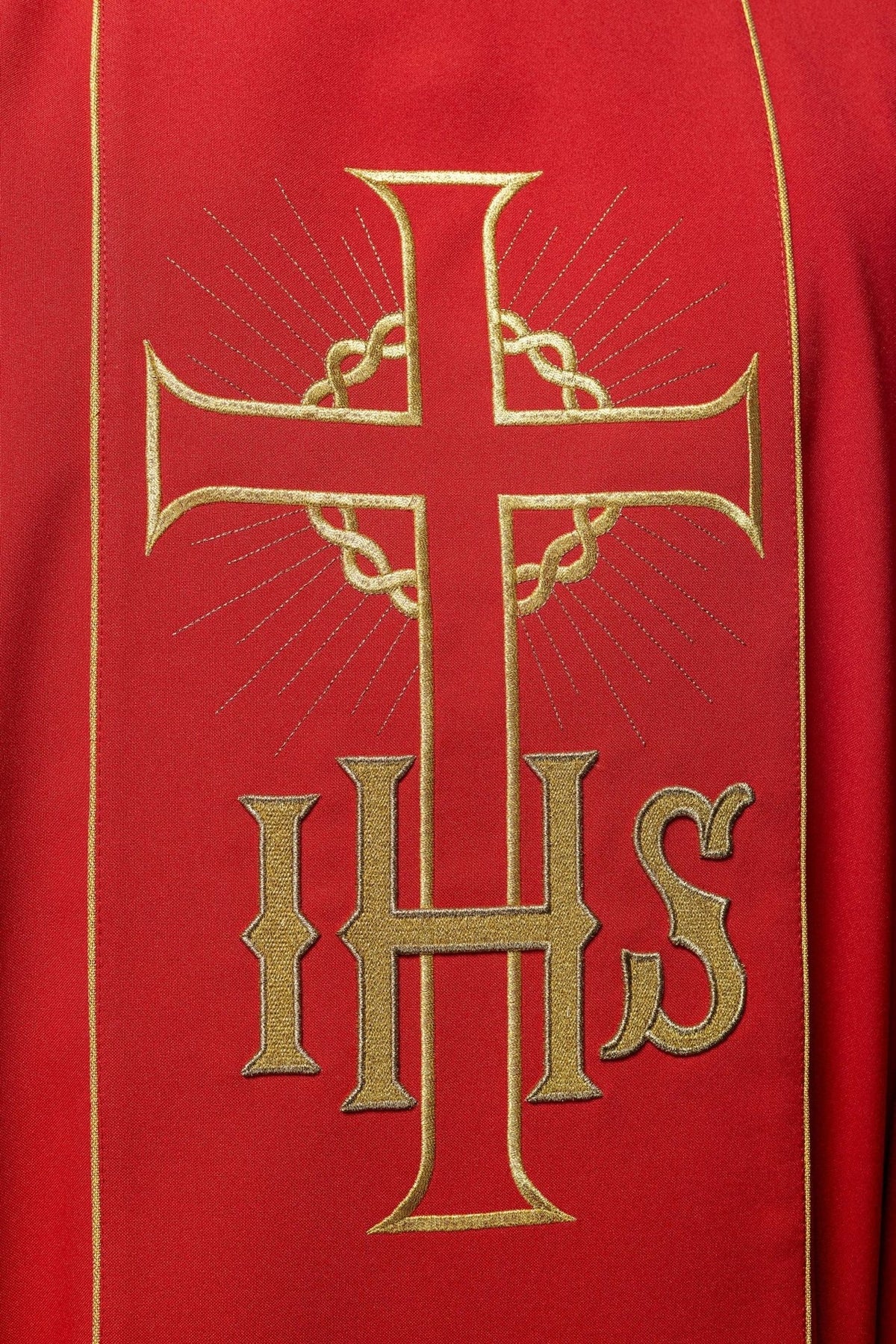 Rote Kasel, Nahaufnahme der goldenen Kreuz- und IHS-Stickerei