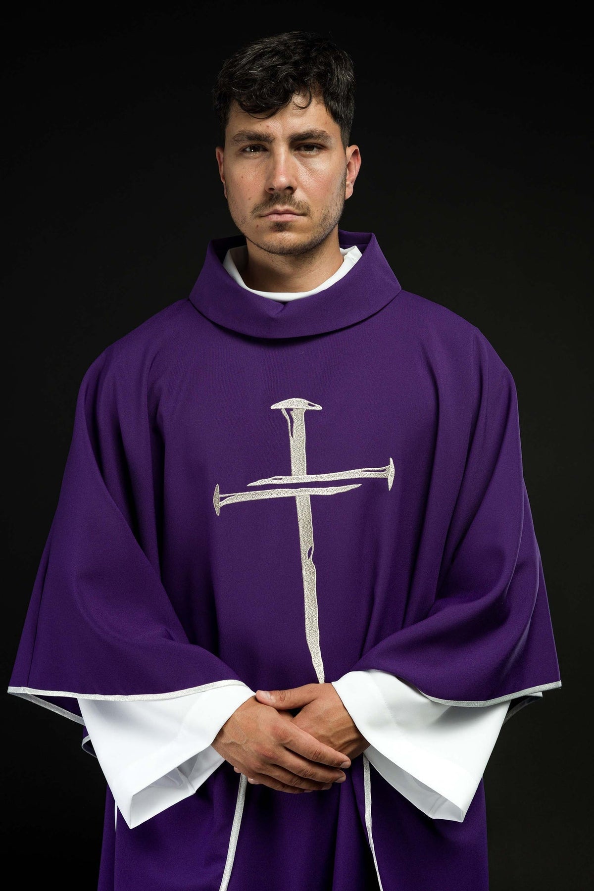 Lila Messgewand mit silbernem gesticktem Kreuz für die Fastenzeit, Vorderansicht am Priester