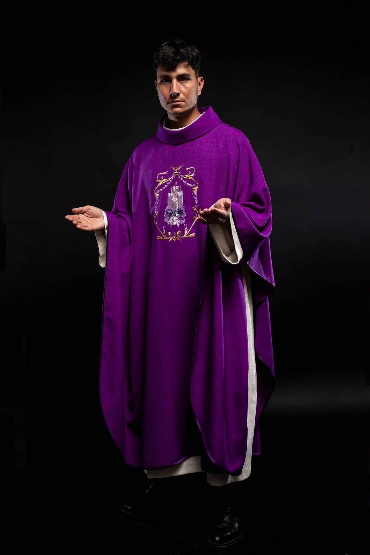 Violette Kasel mit Kerzenstickerei, vollständige Vorderansicht