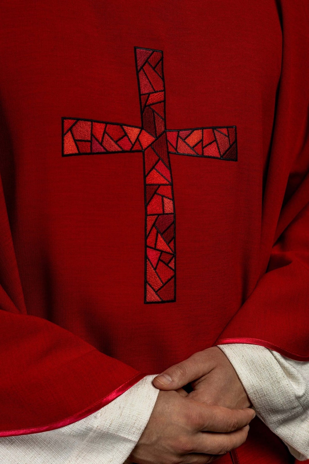 Rotes Messgewand mit Mosaikkreuz, Nahaufnahme des gestickten Kreuzes