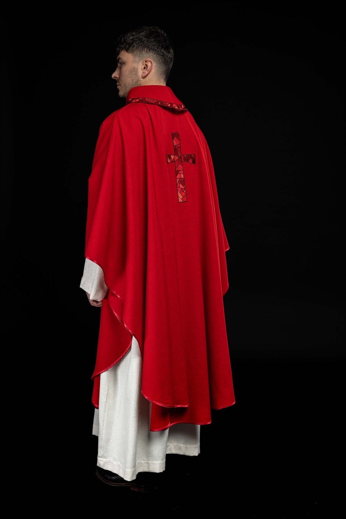 Rotes Messgewand mit Mosaikkreuz, seitliche Ansicht mit weitem Schnitt