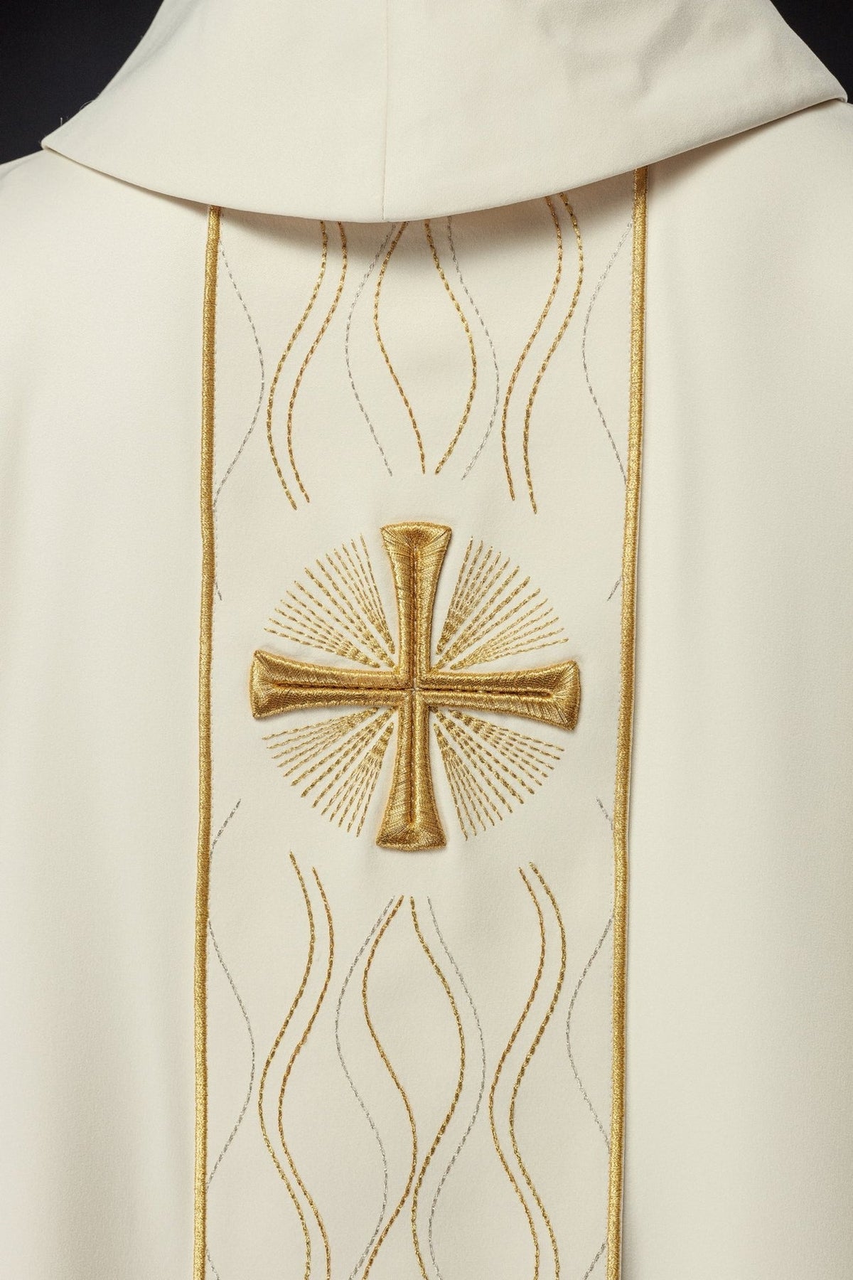 Messgewand, Detail der Rückseite mit goldener Kreuzstickerei und Wellenmustern