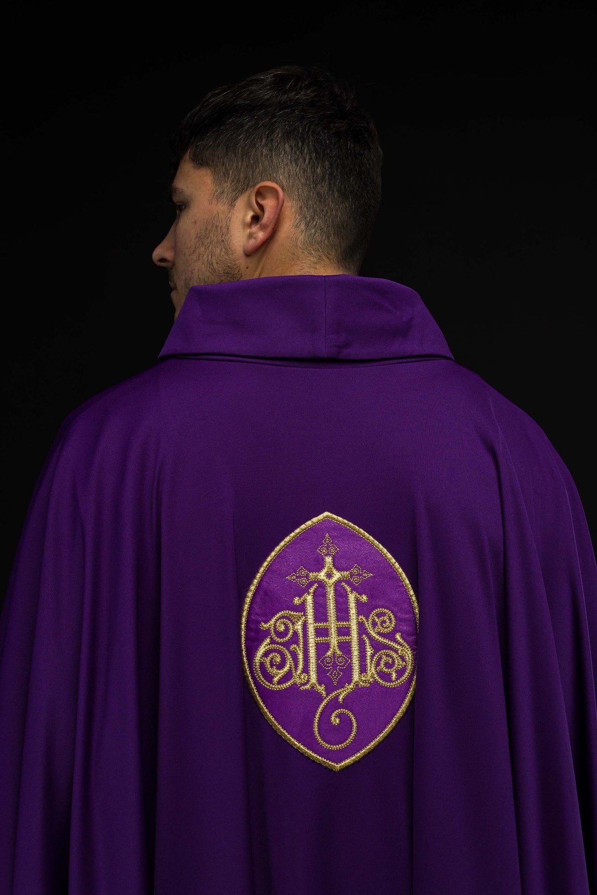 Violettes Messgewand mit glattem Rückenteil und Kragen, Rückansicht