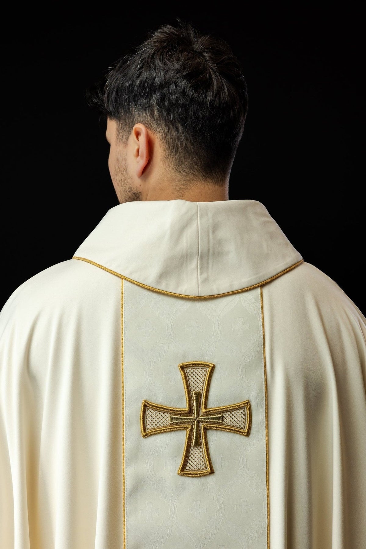 Kasel mit Kreuz, Rückansicht mit großem goldbesticktem Kreuz