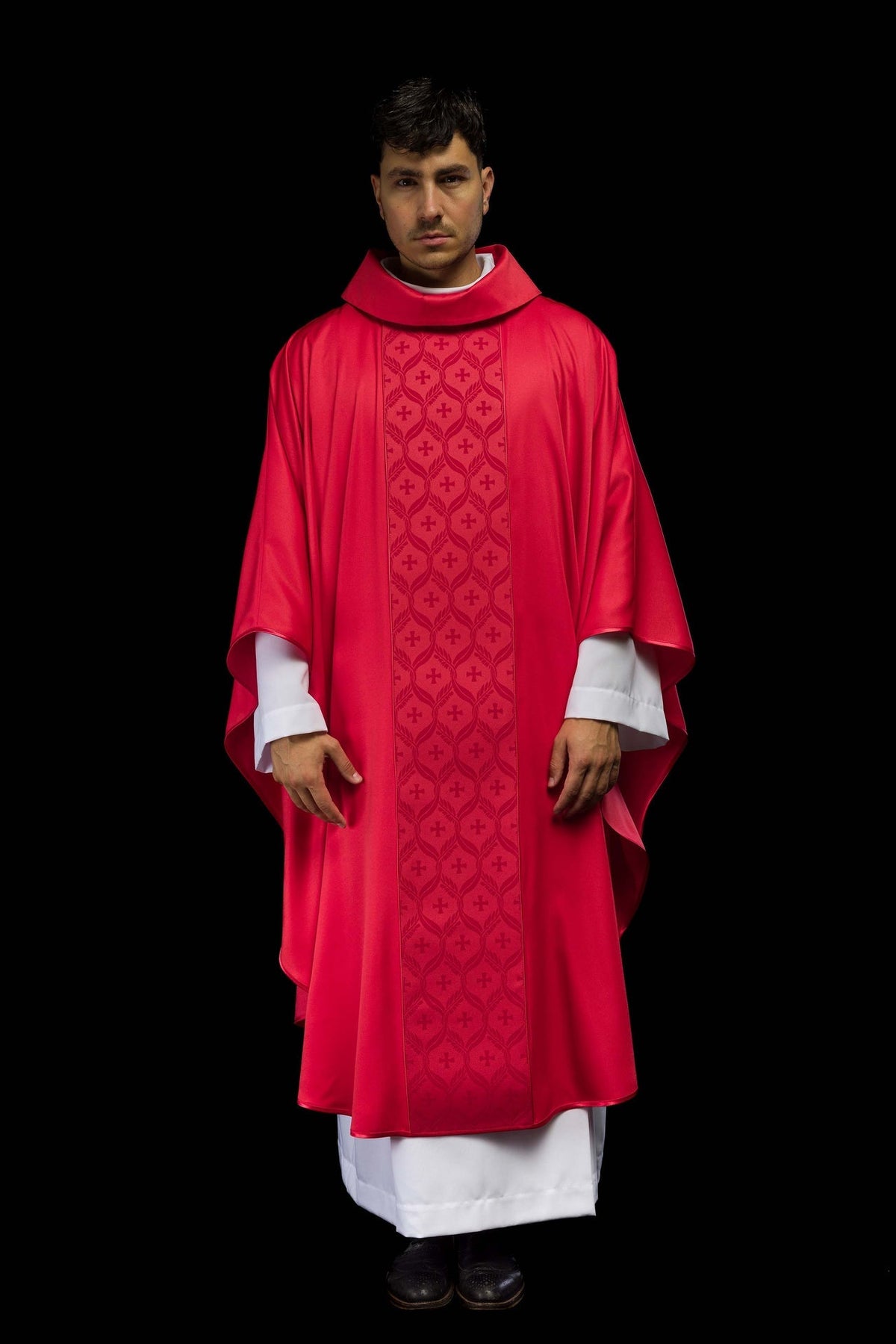 Rotes Messgewand frontal mit durchgehendem Jacquard-Streifen und Kreuzmotiven