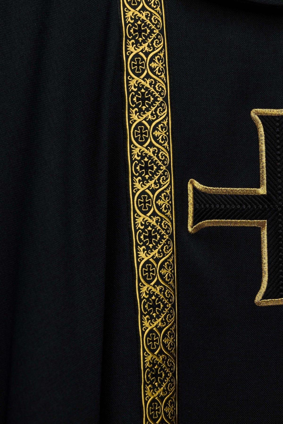 Messgewand, Rückansicht mit gesticktem Kreuz und zwei goldenen Jacquardbändern