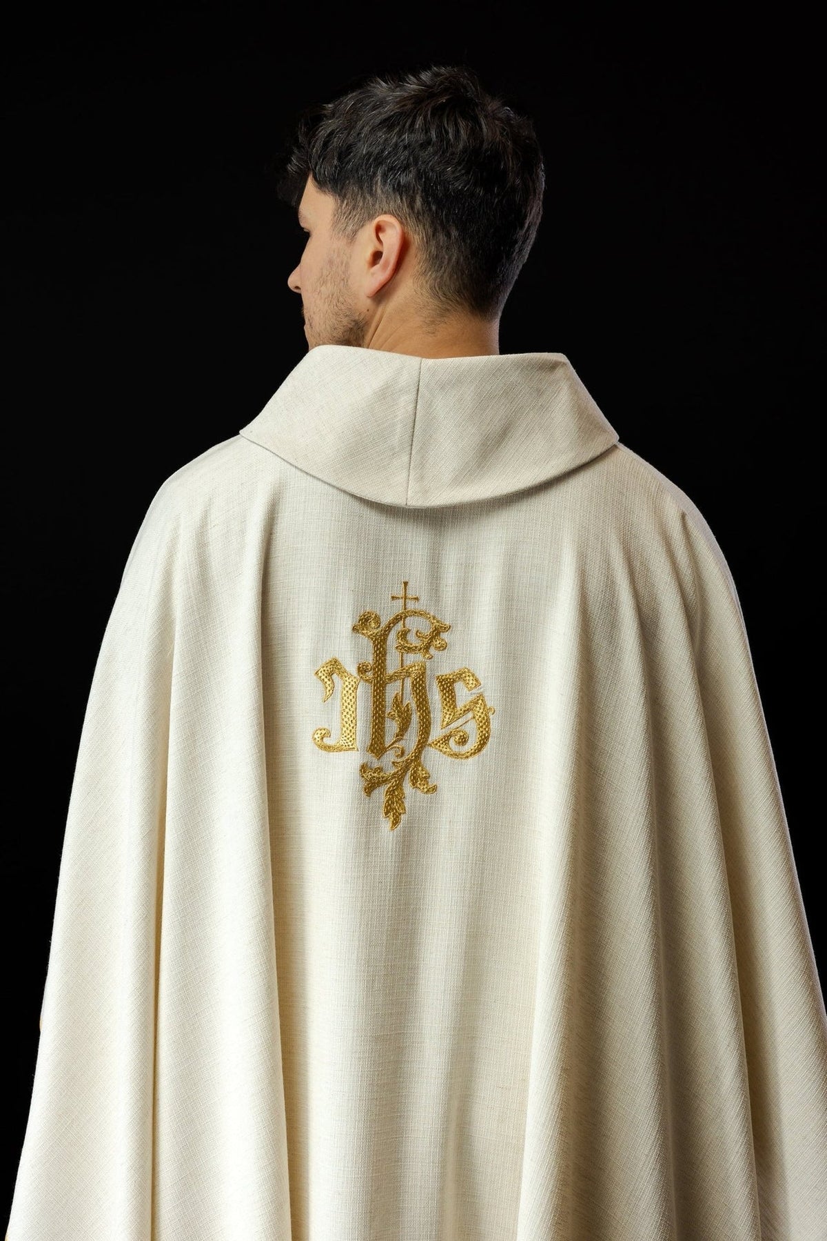 Kasel mit Bild der Barmherzigkeit Gottes, Rückansicht mit goldenem Christusmonogramm