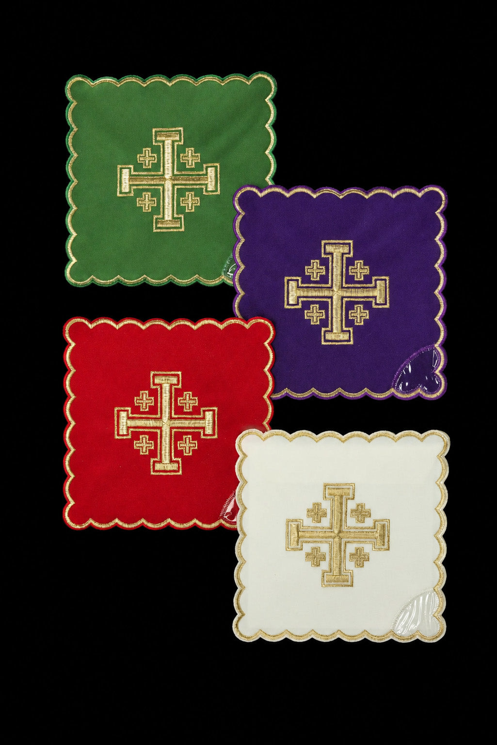 Set aus vier Kelchpallen mit gesticktem Jerusalemer Kreuz in Grün, Rot, Violett und Weiß