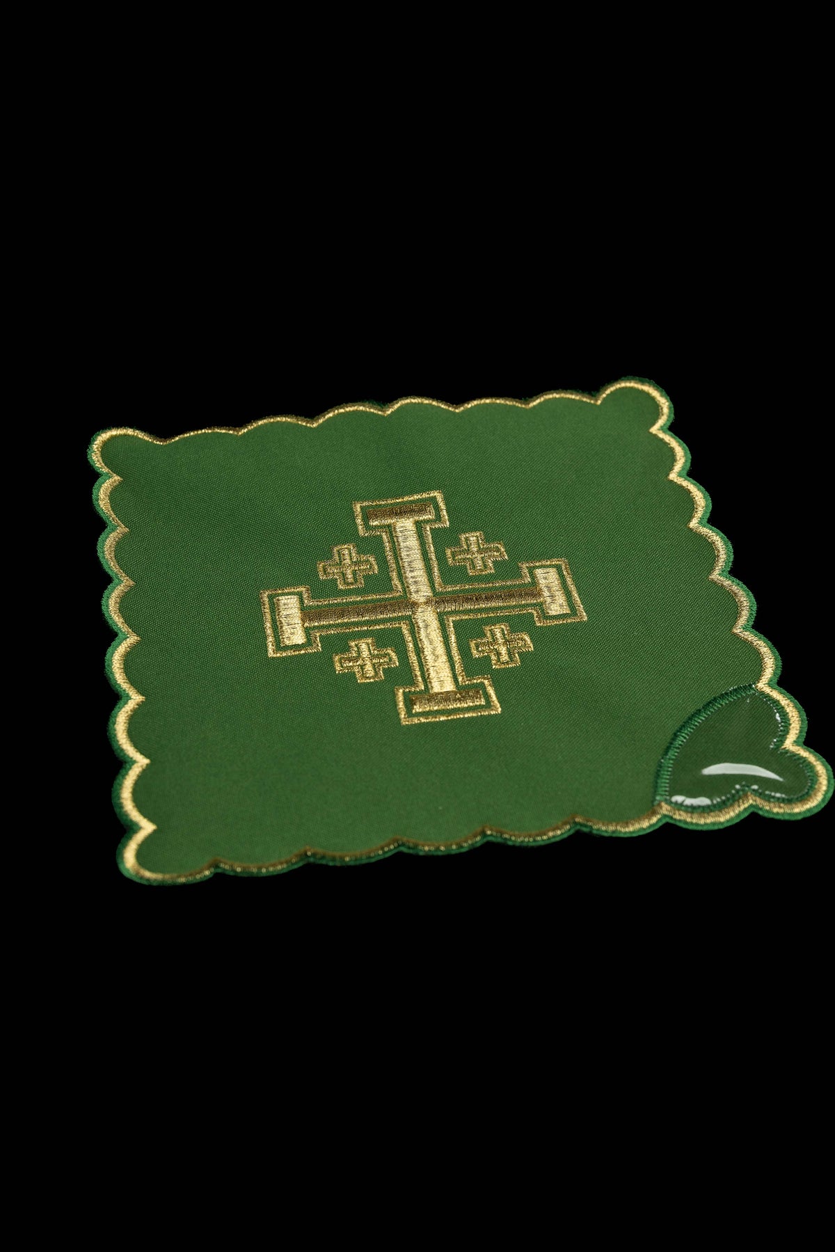 Grüne Kelchpalle mit gesticktem Jerusalemer Kreuz und goldener Bogenkante