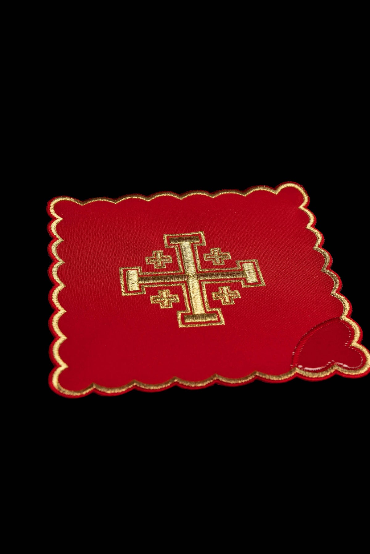 Rote Kelchpalle mit gesticktem Jerusalemer Kreuz und goldener Bogenkante