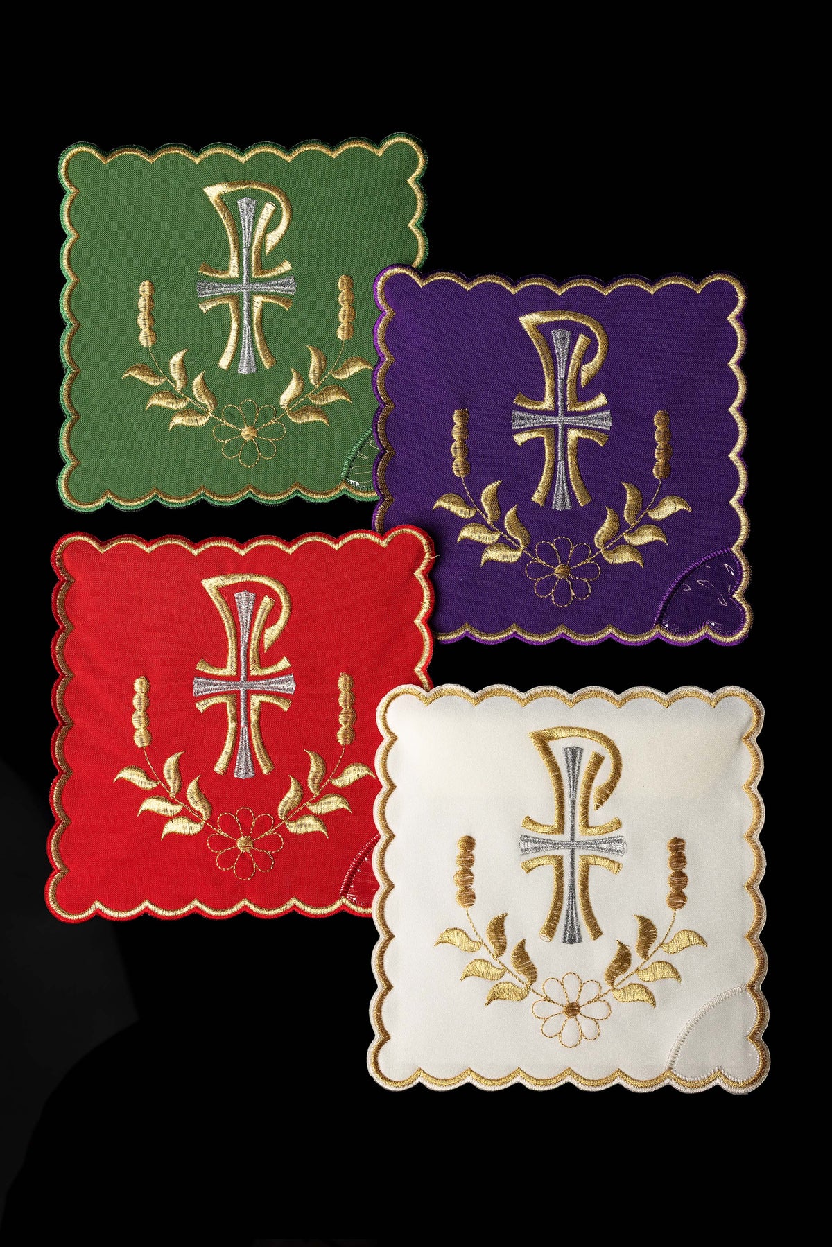 Set aus vier Kelchpallen mit PAX-Stickerei und Pflanzenmotiv in Grün, Rot, Violett und Weiß