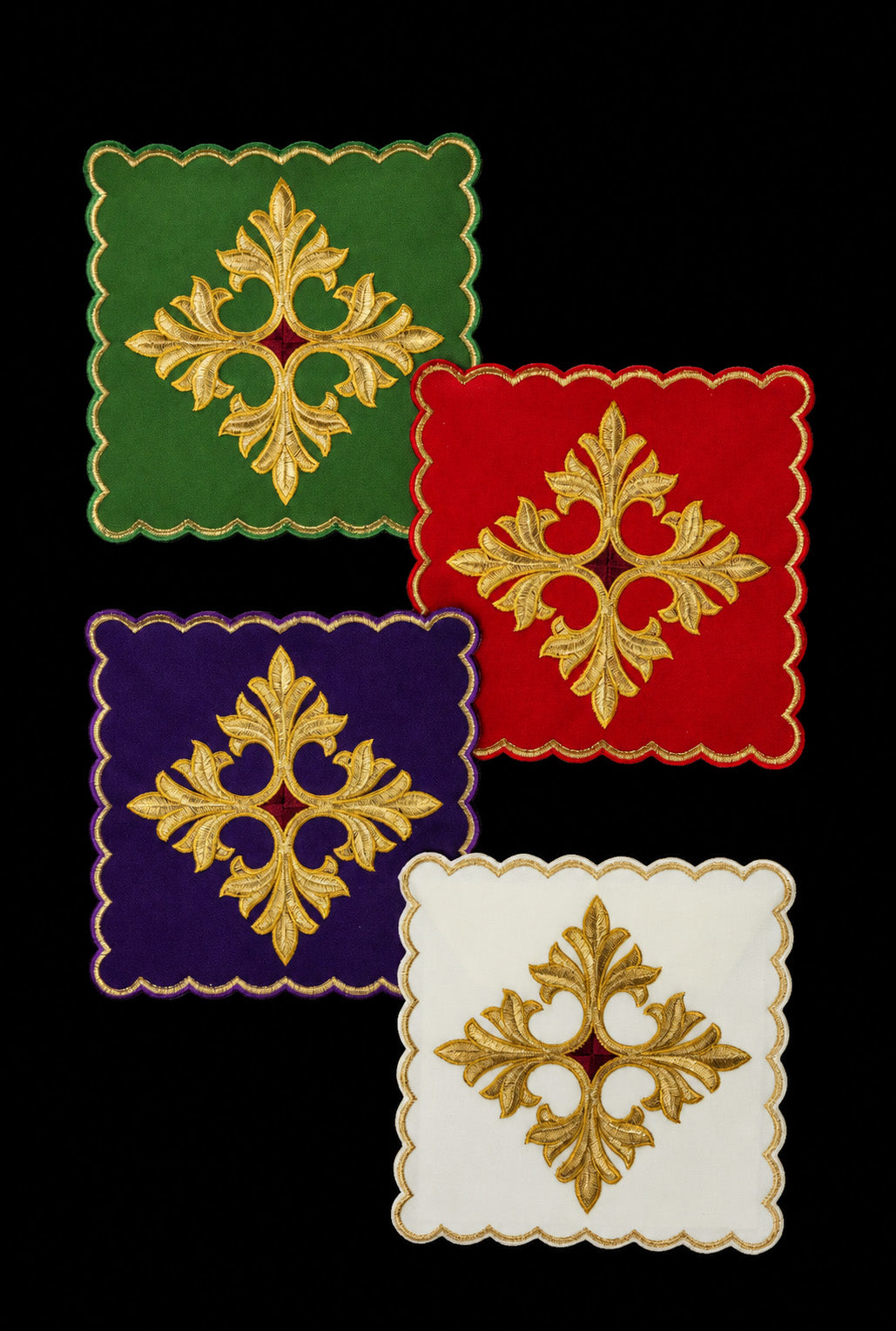 Set aus vier Kelchpallen mit gesticktem Kreuzsymbol in Grün, Rot, Violett und Weiß