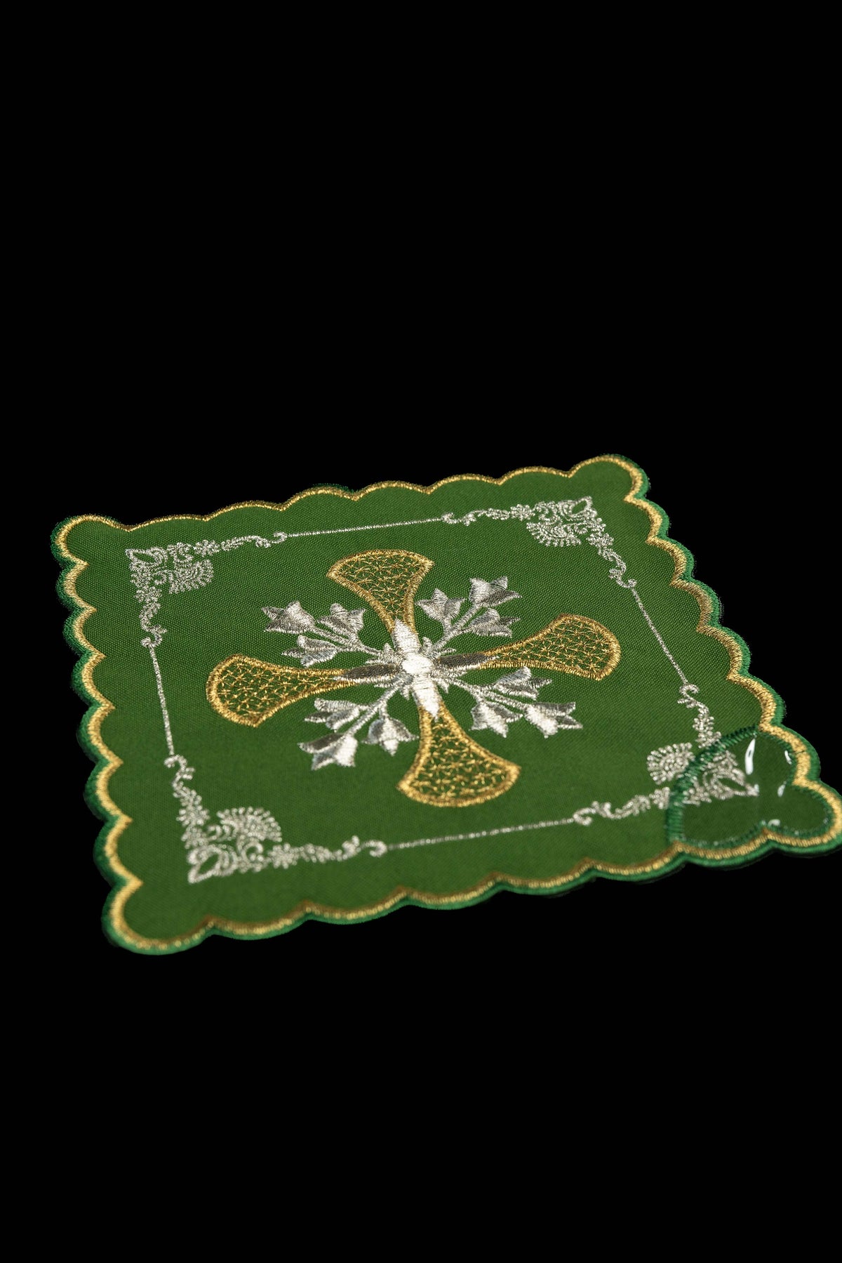 Grüne Kelchpalle mit goldenem Kreuz, silbernen Blütenzweigen und floraler Bordüre