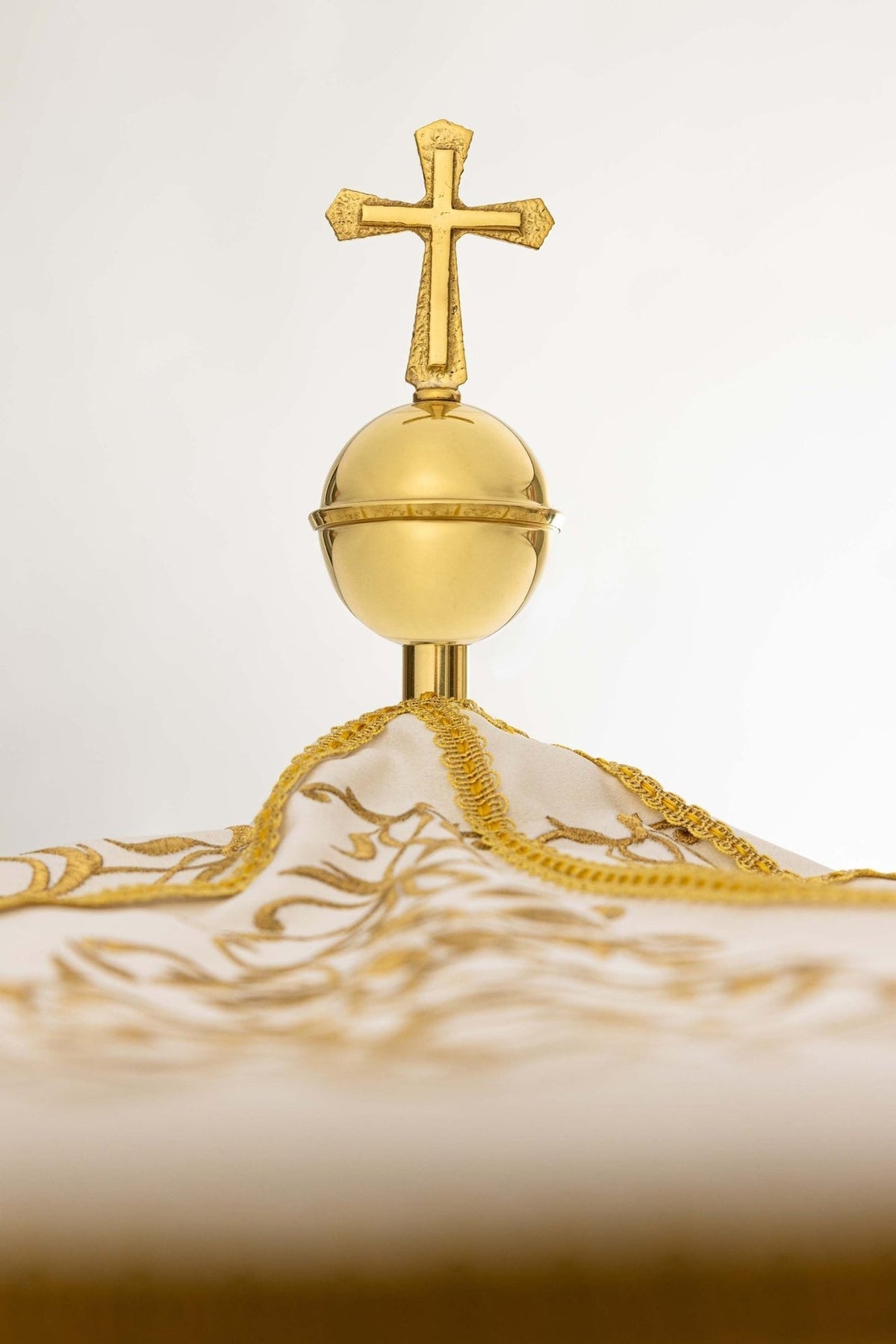 Prozessionsschirm Ecru, Nahaufnahme der goldenen Stickerei und Einfassung