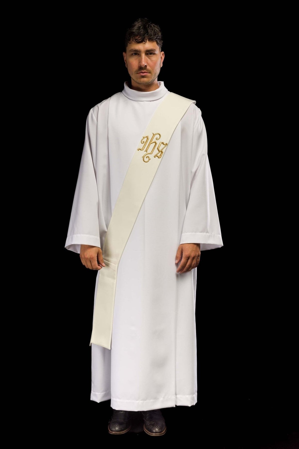 Priesterstola Ecru mit goldener IHS-Stickerei, vorne getragen