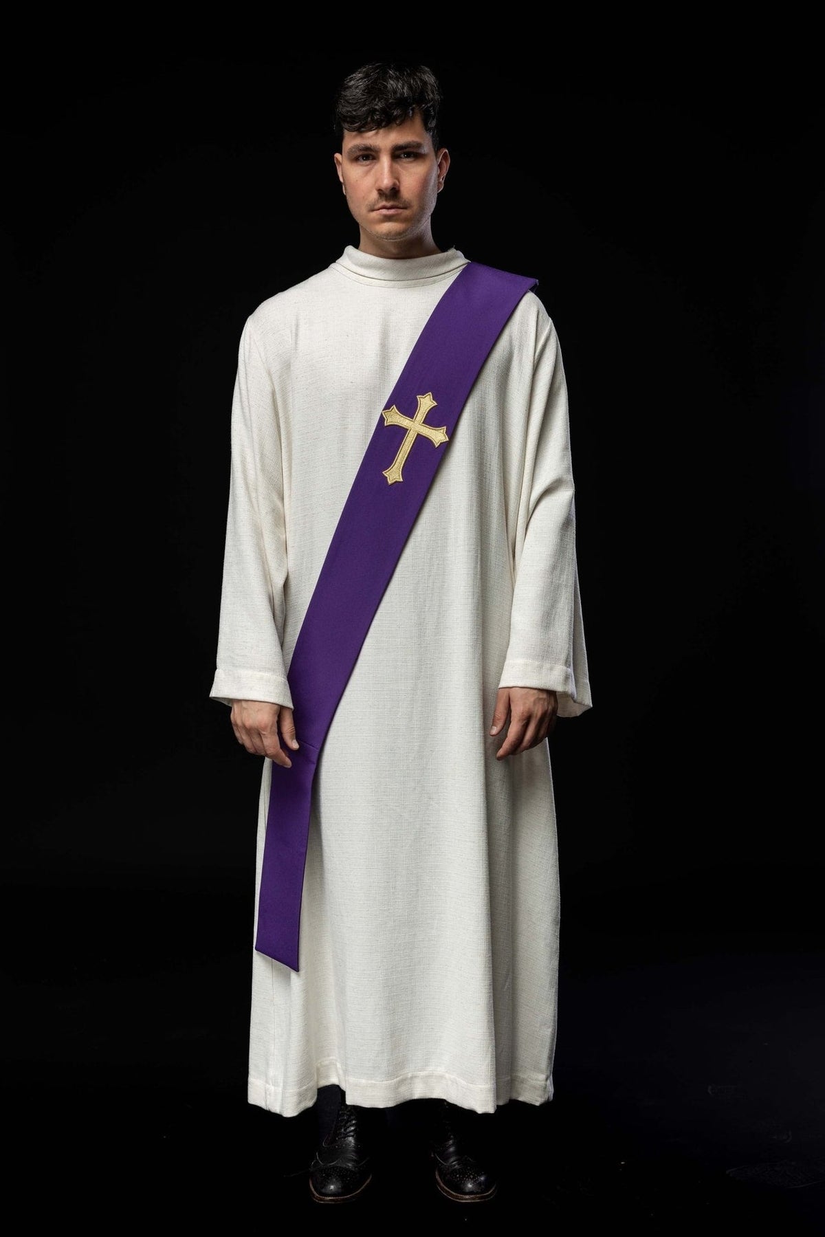 Diakonatsstola mit Kreuz, violett mit goldfarbenem Kreuz, vollständige Vorderansicht